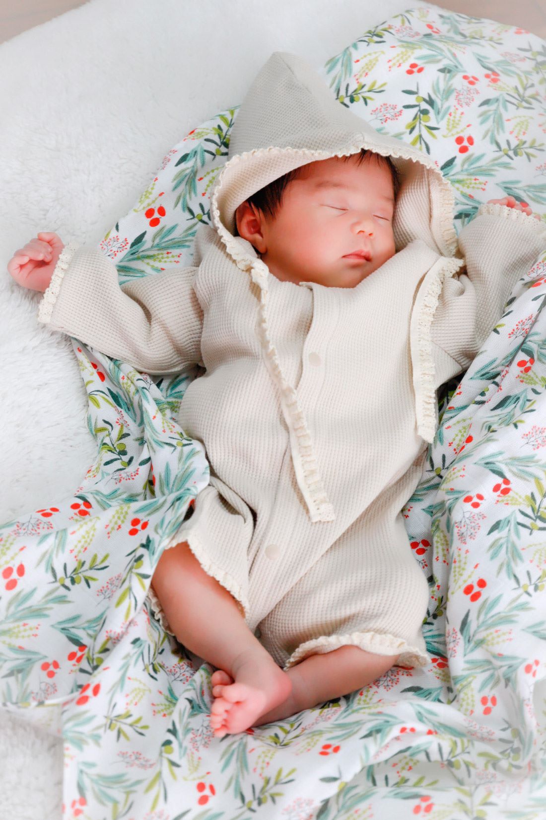 フェリシモMama|Moredde　セレモニーにも使える　ロンパース＆ボンネットセット〈ベージュ〉|model:H51（新生児）着用サイズ:6サイズ