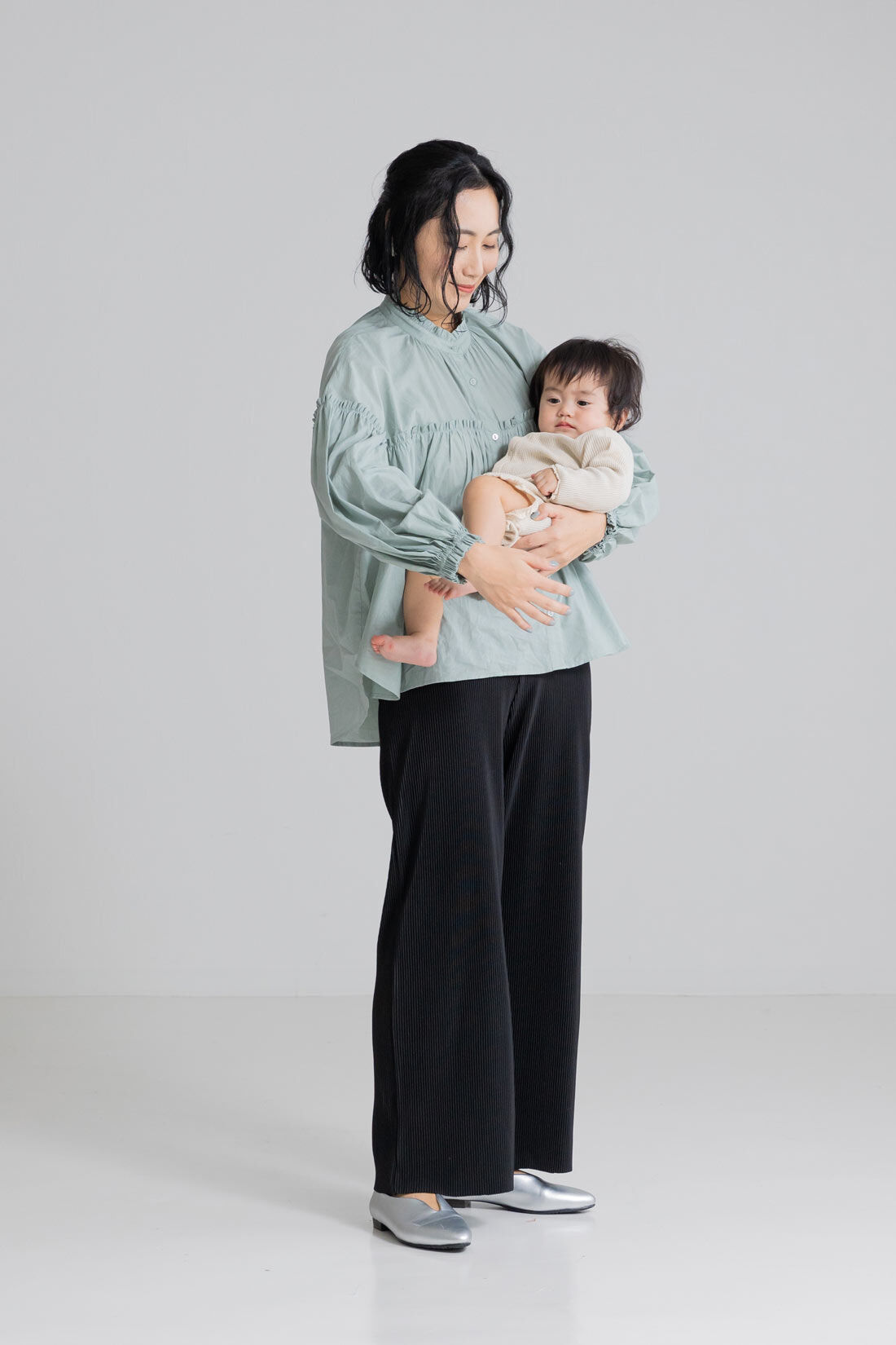 フェリシモMama|Moredde　マタニティから産後も使える　ウエストクロス仕様のプリーツパンツ〈ブラック〉
