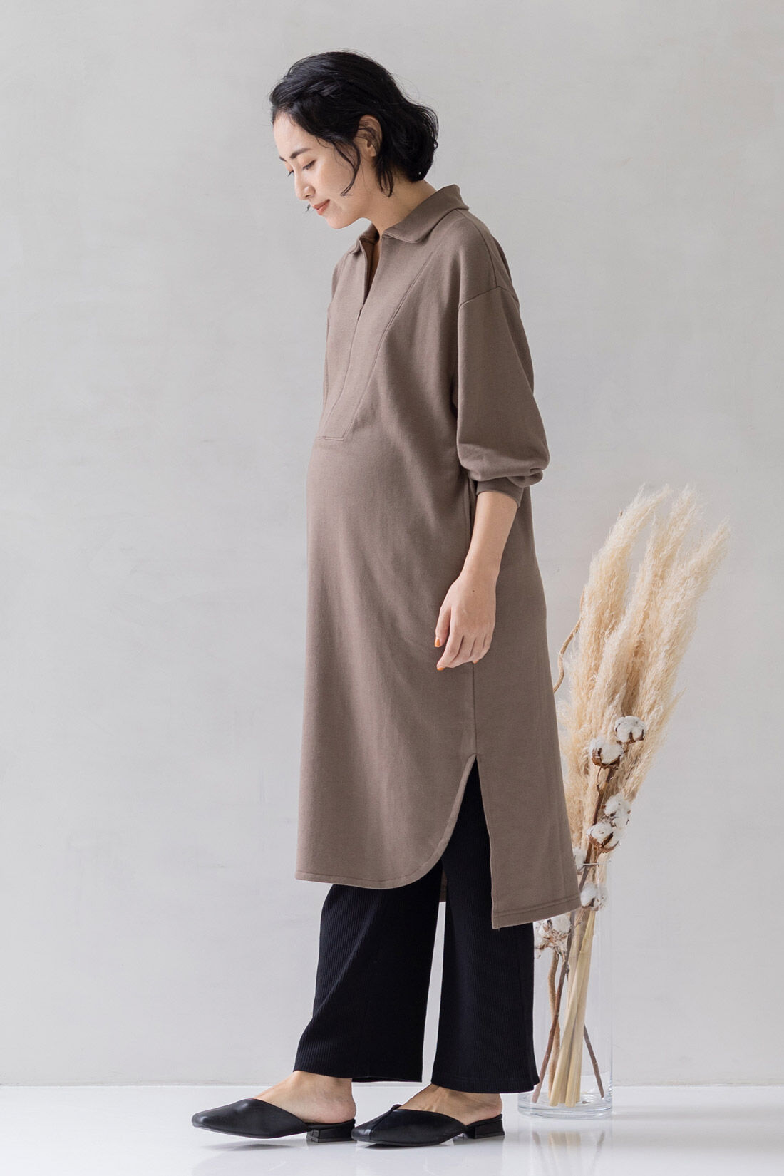 フェリシモMama|Moredde　マタニティから産後も使える　授乳がらくちんフロントジップデザインのワンピ＆リブパンツルームウェアセット　〈カーキ×ブラック〉|前すそだけラウンドにしてデザインポイントに。