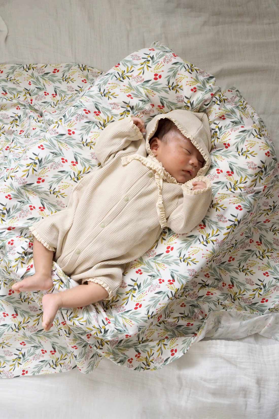 FELISSIMO Mama|タムロアヤノ×Moredde　はだごこちのいいコットンガーゼのおくるみ〈セージと赤いオリーブ〉