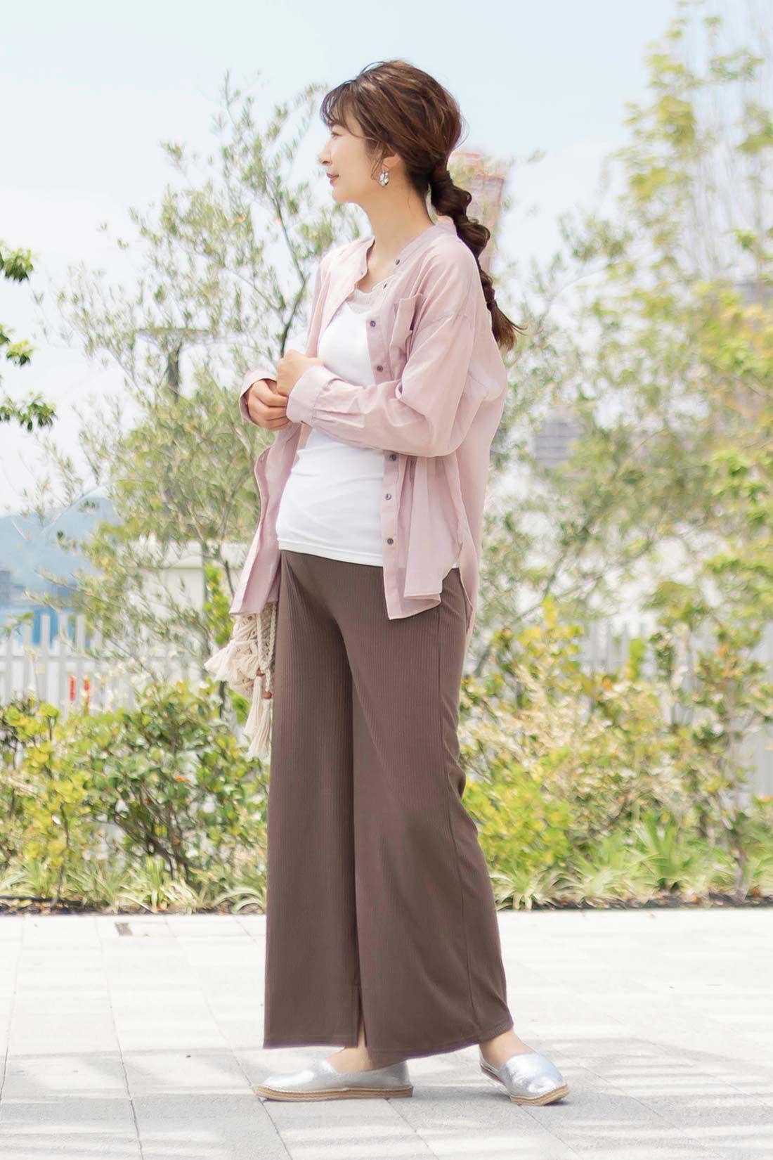 フェリシモMama|Moredde　マタニティ・産後使える　ウエストクロス仕様の涼やか素材リブワイドレギンス〈ブラウン〉|model:H167 　モデル用Mサイズ（股下+3cm）