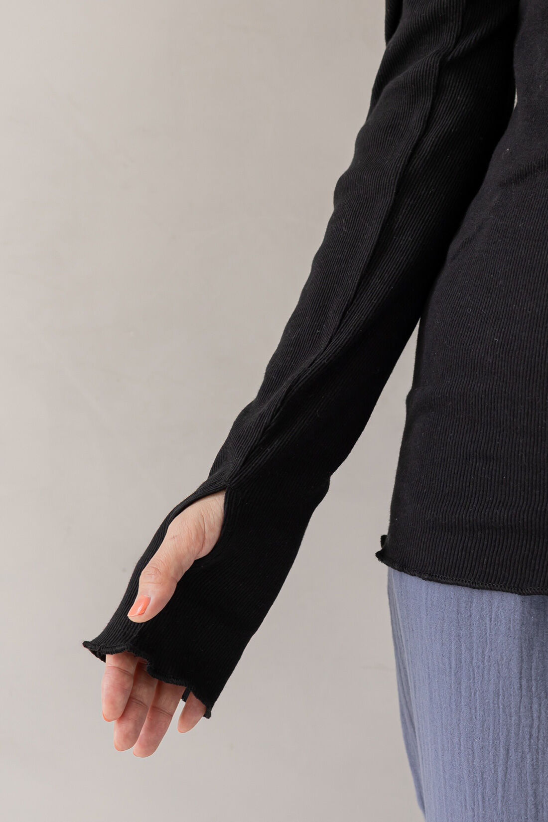 フェリシモMama|Moredde　綿１００％のエニワイズ加工が肌にやさしい　カシュクール授乳インナートップス〈ブラック〉|サムホールつきで便利。くしゅくしゅっとあげればジャマになりません。