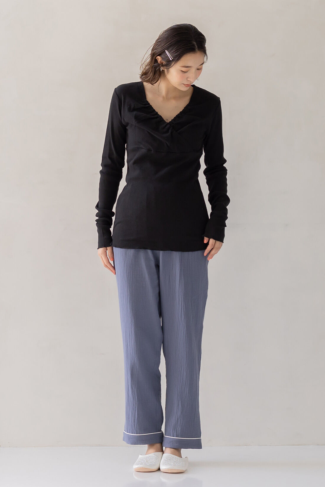 フェリシモMama|Moredde　綿１００％のエニワイズ加工が肌にやさしい　カシュクール授乳インナートップス〈ブラック〉|すっきりとしたカシュクールデザイン。