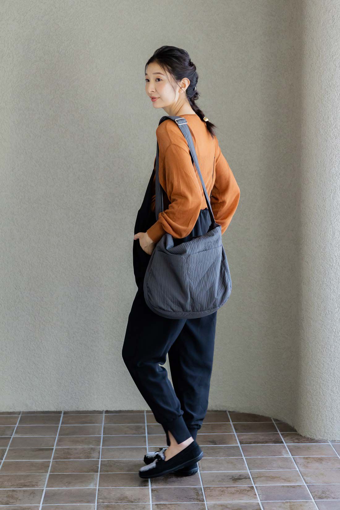 フェリシモMama|Moredde　授乳がかんたん　産前産後どちらも楽しめるジョガーサロペット＆クルーネックTシャツセット〈ブラック〉