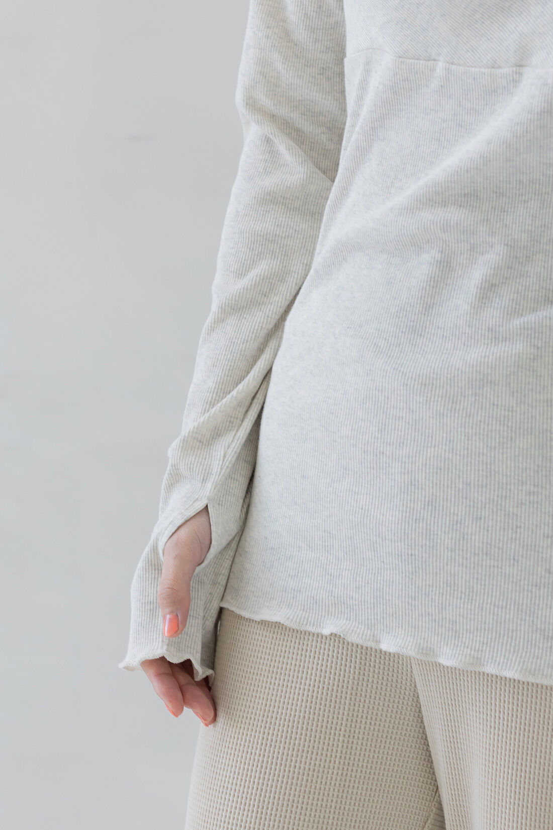 フェリシモMama|Moredde　綿１００％のエニワイズ加工が肌にやさしい　カシュクール授乳インナートップス〈アイボリー〉|サムホールつきで便利。くしゅくしゅっとあげればジャマになりません。