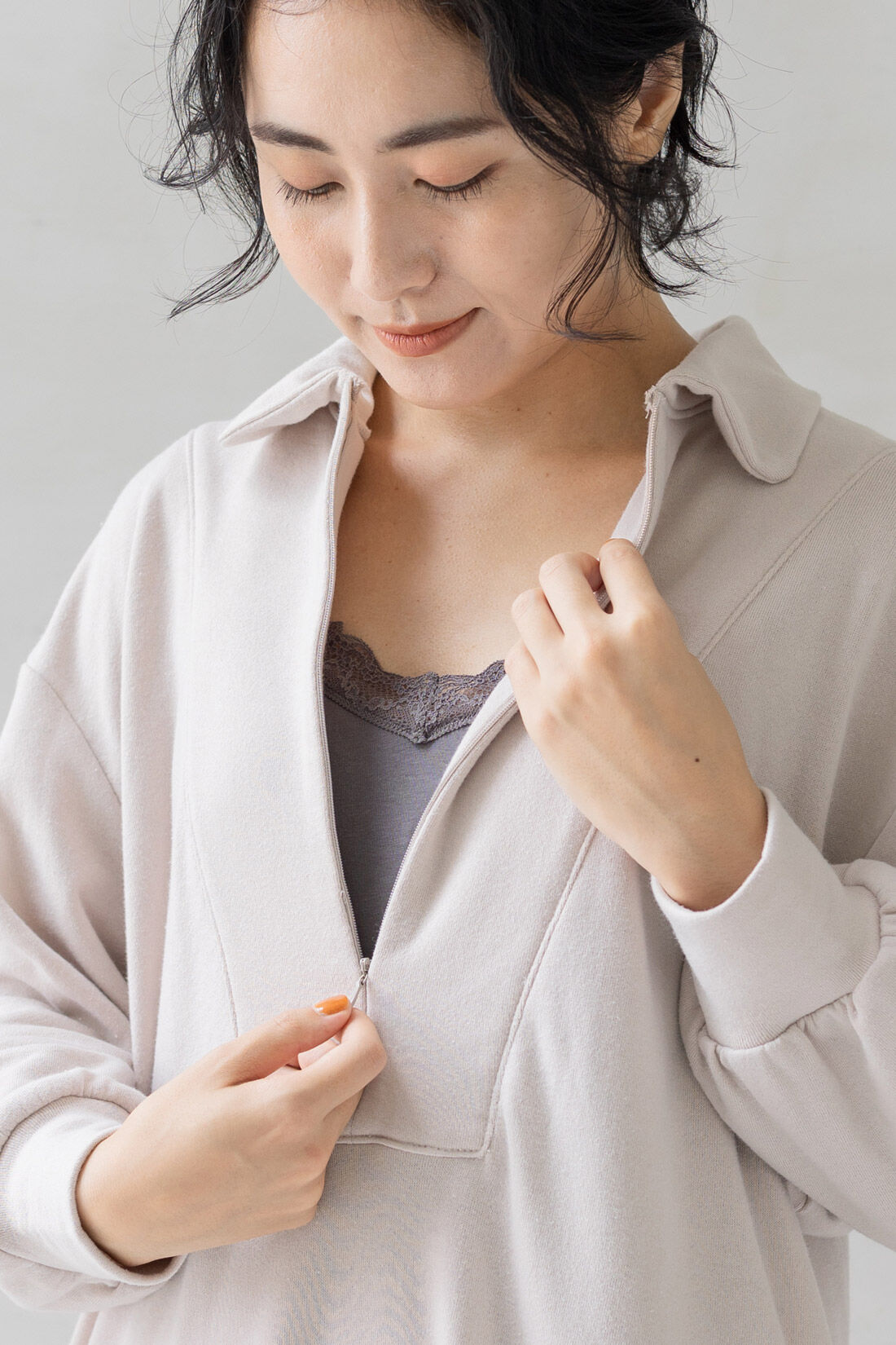 フェリシモMama|Moredde　マタニティから産後も使える　授乳がらくちんフロントジップデザインのワンピ＆リブパンツルームウェアセット　〈カーキ×ブラック〉|ファスナー開きで授乳もかんたん。　※お届けするカラーとは異なります。