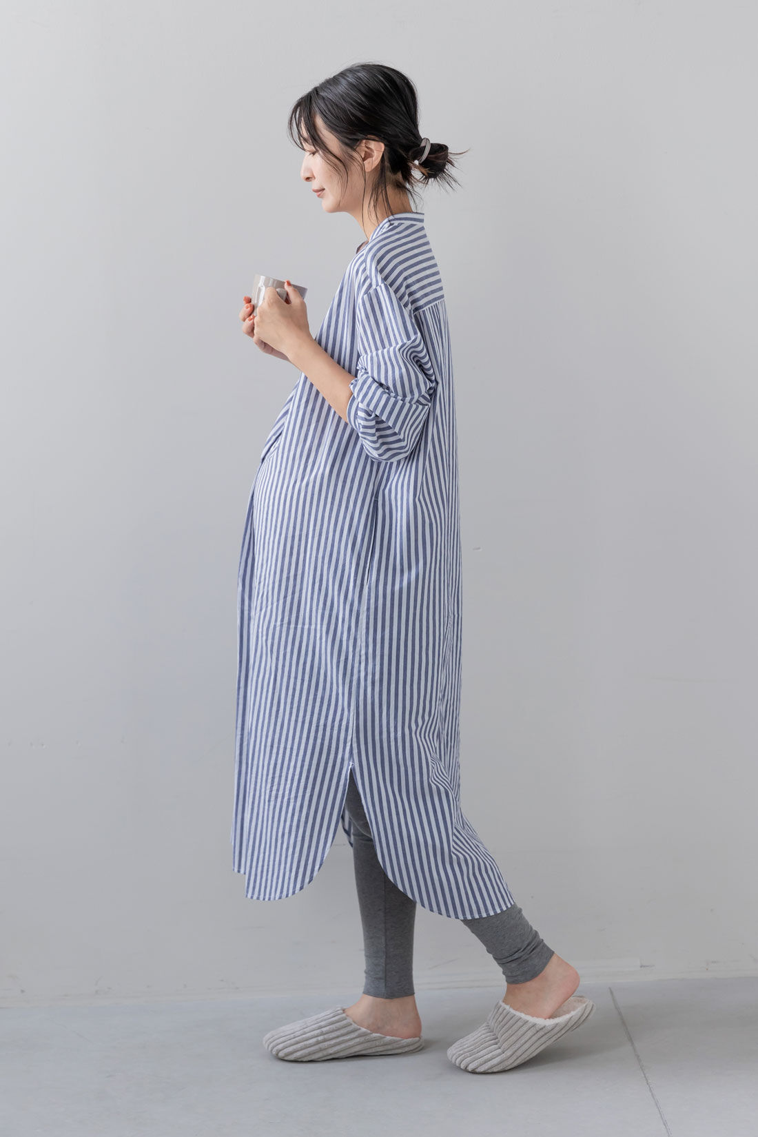FELISSIMO Mama|Moredde　マタニティから産後も使える　ママによりそうワンピースパジャマ〈ブルーストライプ〉|サイドのスリットで抜け感をプラス