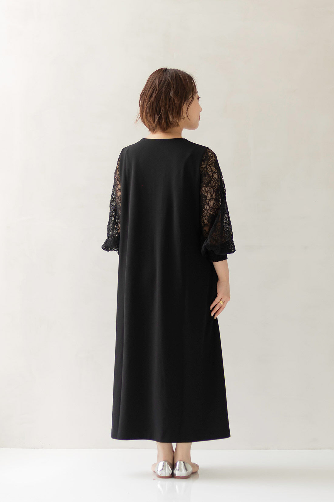 フェリシモMama|Moredde　マタニティ・産後使える　授乳が簡単　上品袖レースのワンピース〈ベージュ〉|model:H157cm　着用サイズ：Mサイズ ※お届けするカラーとは異なります。