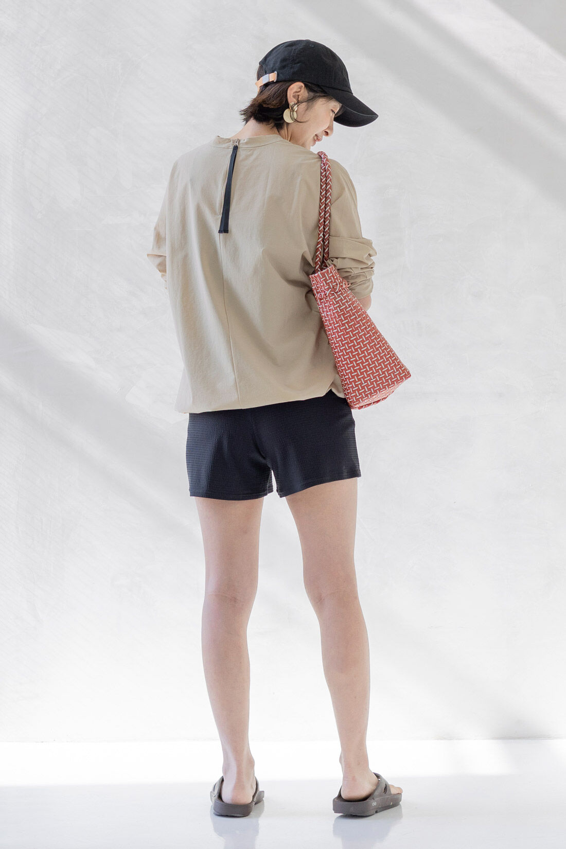FELISSIMO Mama|Moredde　シルエットが変えられるUVカットラッシュガード〈ベージュ〉|すそを絞っていると、水中でもすそがめくれ上がりにくい