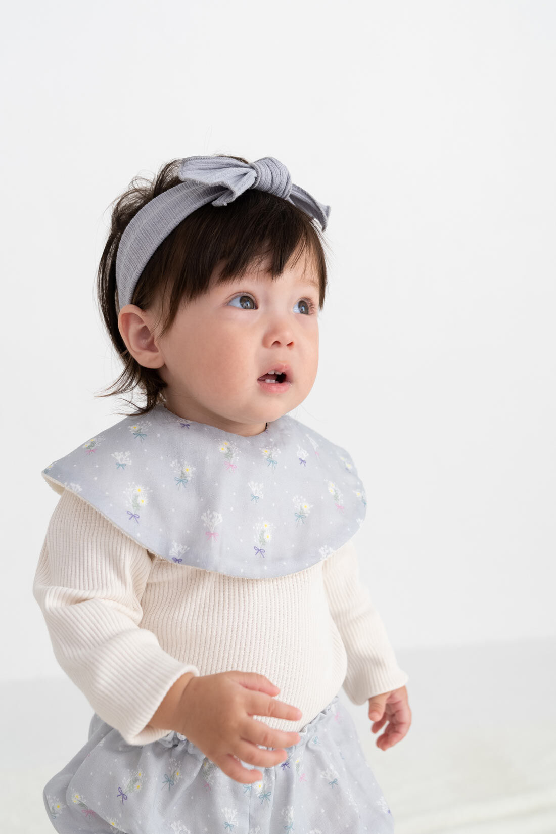 フェリシモMama|［Mama select］Lien de famille ブーケフラワー柄のスタイ・ブルマ・ヘアバンド花言葉３点セット〈ライトブルー〉