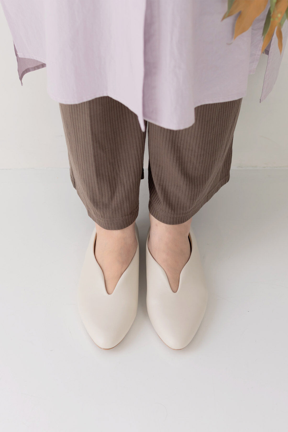 フェリシモMama|ninaru×フェリシモMama　スニーカー級のはきごこち　アーモンドトゥフラットシューズ〈アイボリー〉|フロントのスリットが足をスッキリ見せてくれます。