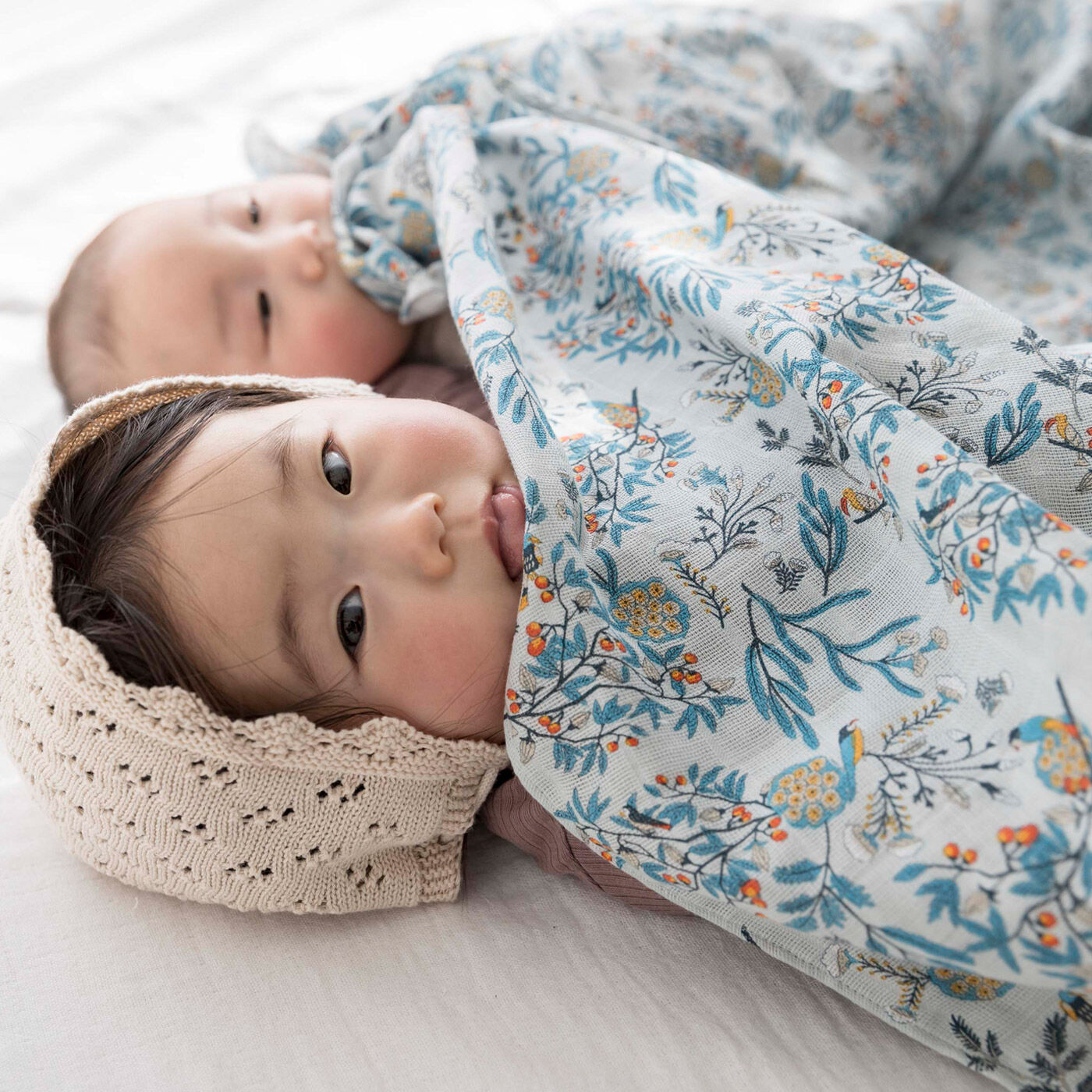 フェリシモMama|タムロアヤノ×フェリシモＭａｍａ【Moredde】　モスリンコットンが心地いいおくるみ〈木の実と小鳥たち〉|外出時に温度調整にも役立ちます。
