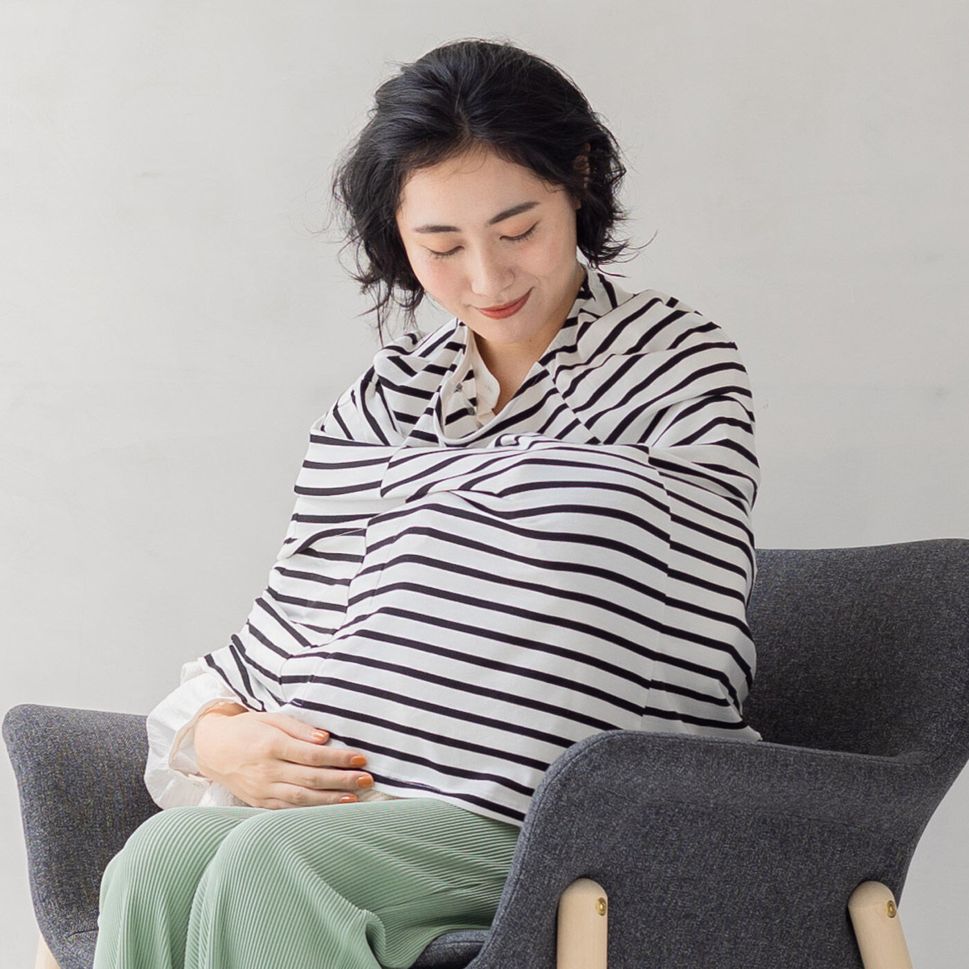 FELISSIMO Mama|Moredde　ワイヤー入りの衿ぐりで安心　ストレッチカットソーで３６０度すっぽり覆うポケッタブル授乳ケープ　〈オフホワイトボーダー〉|ぐいーんと伸びるハイテンション素材で赤ちゃんをすっぽり包み込みます。