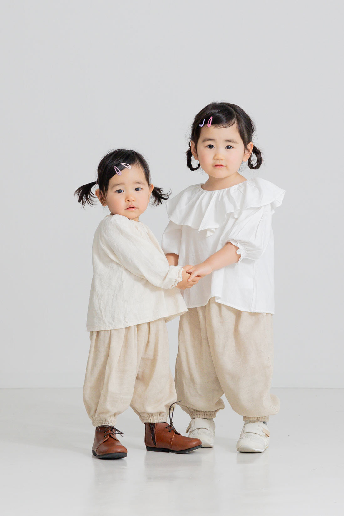 フェリシモMama|【親子リンクコーデ】リブ　イン　コンフォート　肌に当たる裏側は綿１００％！　風合いのいい麻混ダブルガーゼのぽんわりパンツおそろいセット〈ベージュ〉|左model:H80 　着用サイズ：80サイズ　右model:H94 　着用サイズ：100サイズ