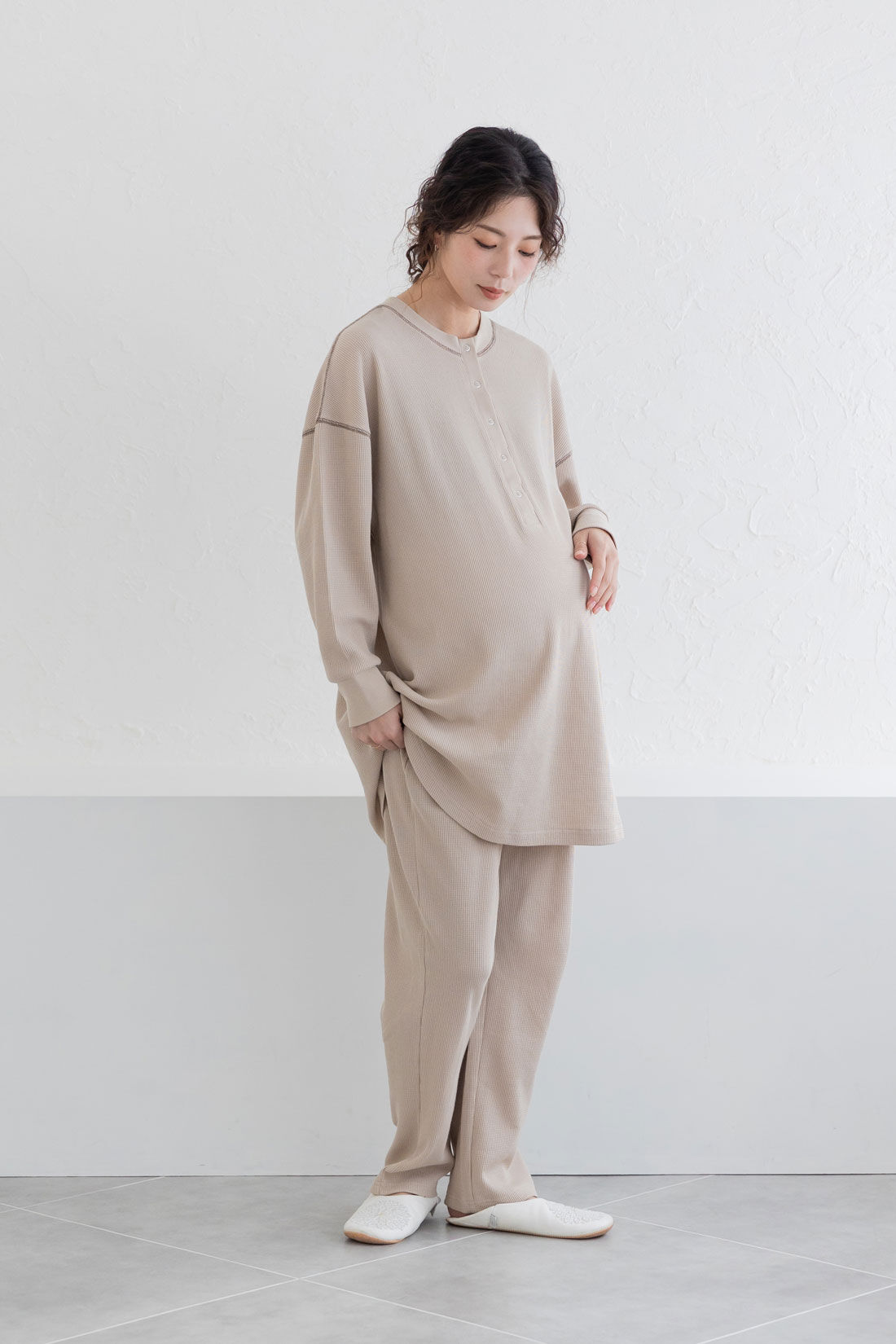 フェリシモMama|Moredde　ワッフル素材のルームウェアセット〈ベージュ〉|model:H166　着用サイズ：モデル用M（股下丈M＋3cm、袖丈＋2㎝）