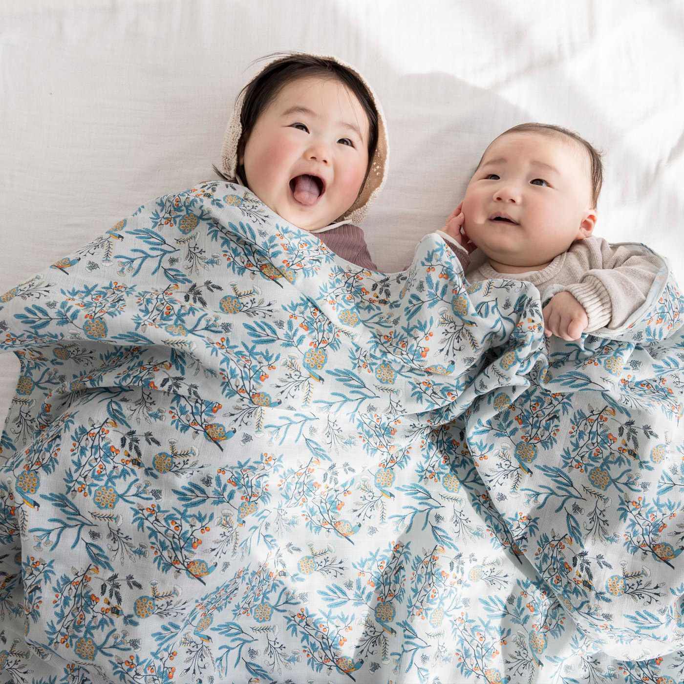 FELISSIMO Mama|タムロアヤノ×フェリシモＭａｍａ【Moredde】　モスリンコットンが心地いいおくるみ〈夜のバンクシア〉|お昼寝のときのブランケットとしても使えます。　※お届けするカラーとは異なります。