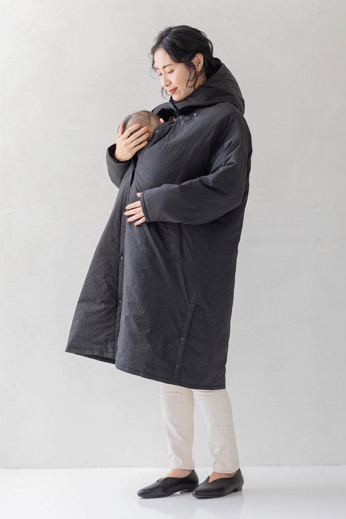 フェリシモMama|Moredde　抱っこしたままベビーも一緒に着込める　中わたテントラインロングコート〈ブラック〉|ベビーを抱っこしたままコートの前を閉じられます。