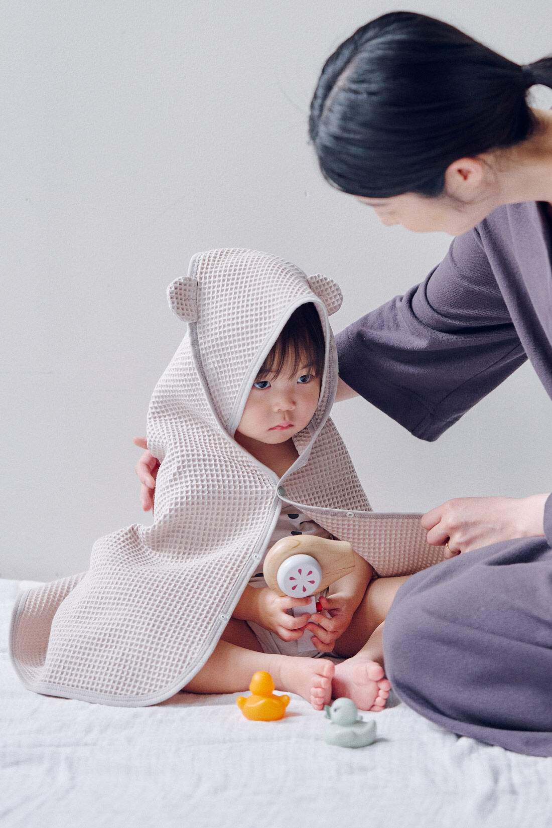 フェリシモMama|Moredde　くま耳がかわいい　コットン100％ぽこぽこワッフル素材の　ジャパンメイドベビータオル〈グレージュ〉