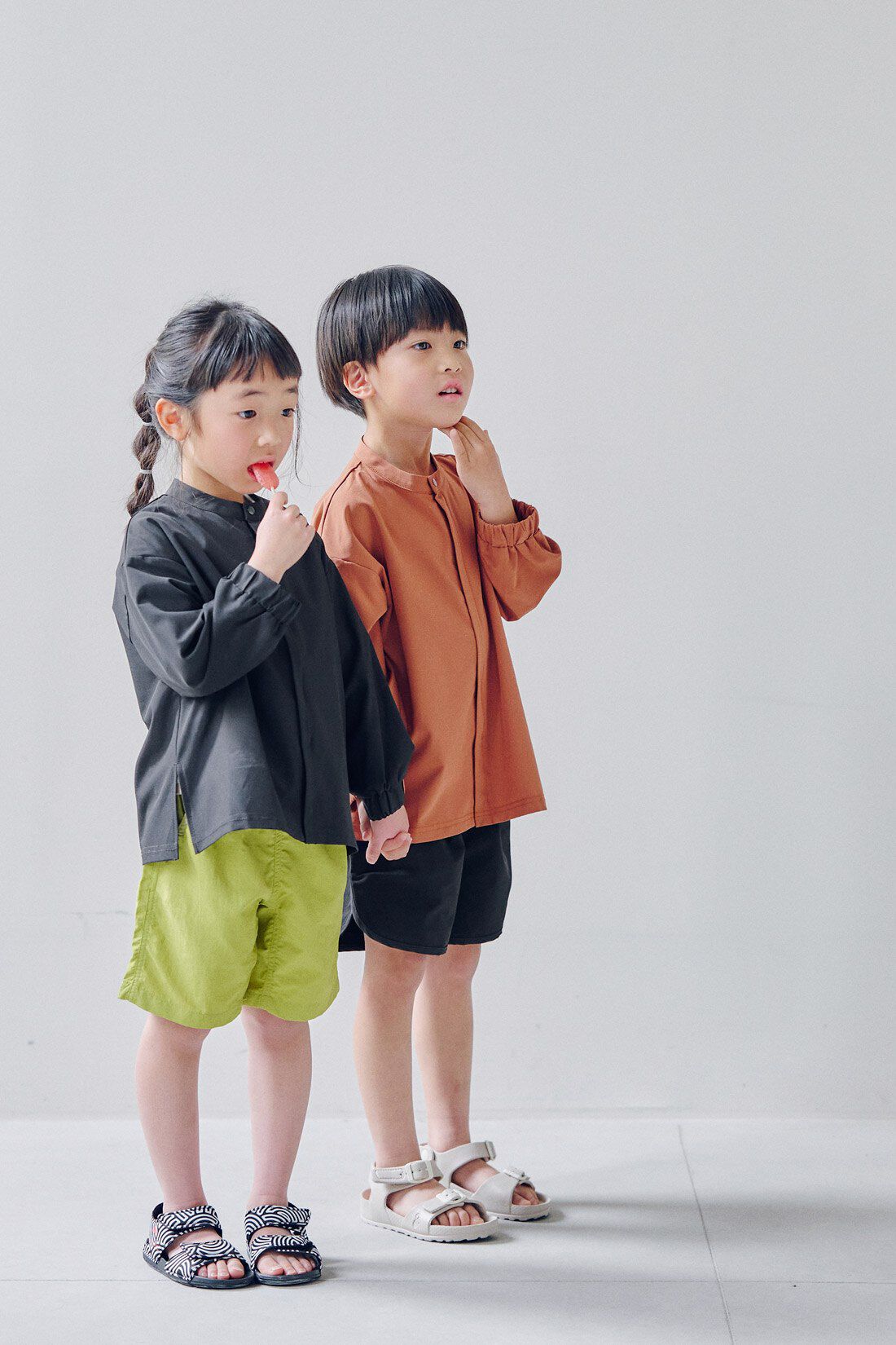 FELISSIMO Mama|Moredde　オーバーサイズのシャツみたいなUVカットキッズラッシュガード〈ブラック〉