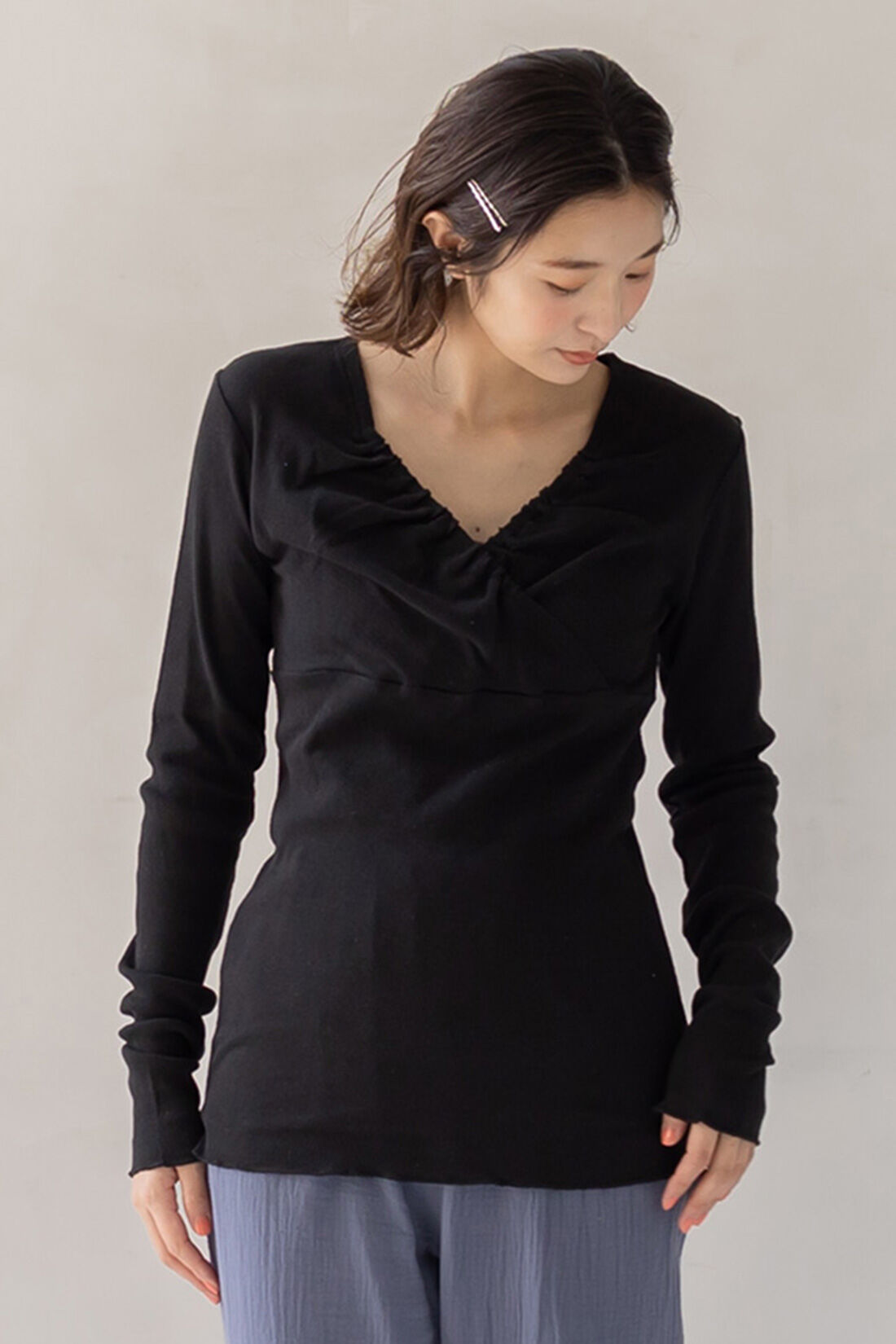 フェリシモMama|Moredde　綿１００％のエニワイズ加工が肌にやさしい　カシュクール授乳インナートップス〈ブラック〉|カシュクール部分はゴム入りでやさしくフィットします。