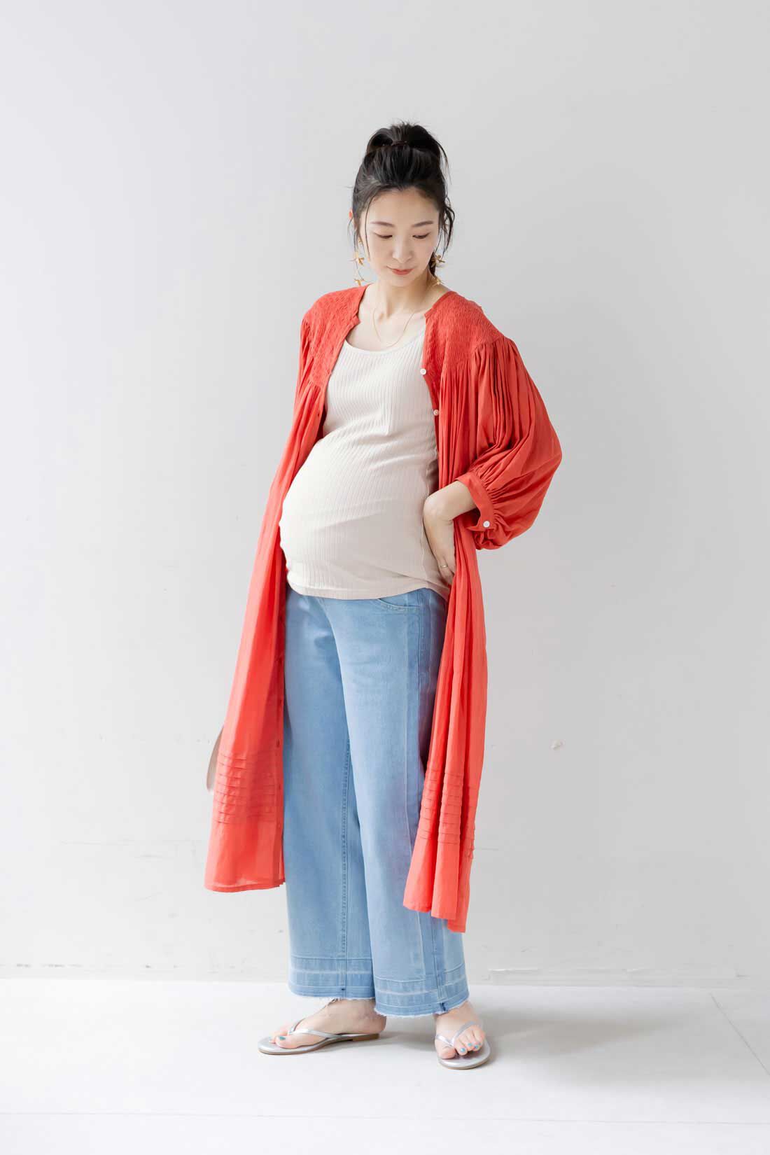 フェリシモMama|【はじめてのマタニティセット】Moredde　マタニティから産後も使える　ワンピースパジャマ〈ベージュストライプ〉＆カップ付き授乳キャミソール〈オフベージュ〉|伸縮性のある綿混のリブニット素材で、産前から大きなおなかにやさしくフィット。