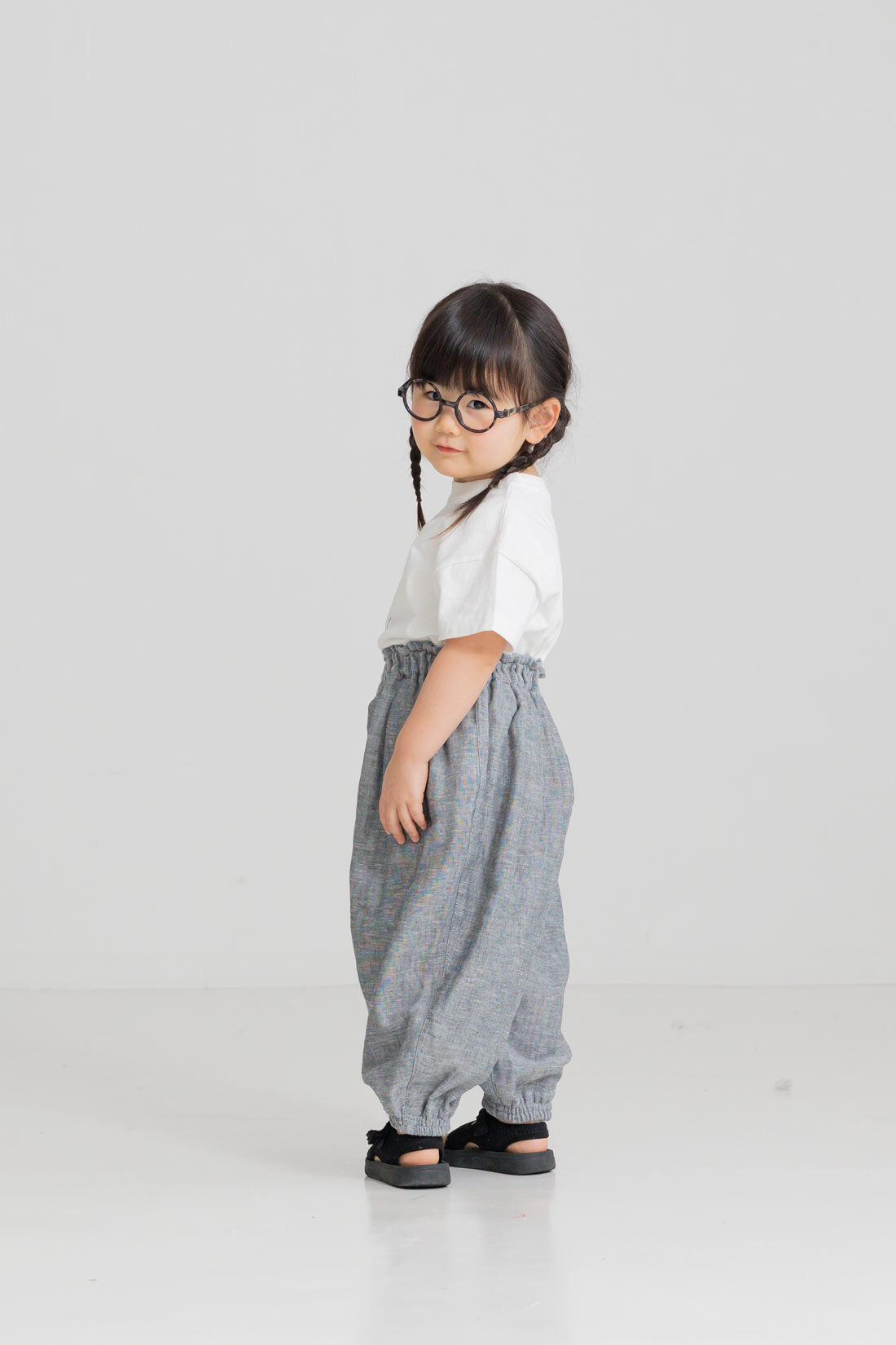 フェリシモMama|【親子リンクコーデ】リブ　イン　コンフォート　肌に当たる裏側は綿１００％！　風合いのいい麻混ダブルガーゼのぽんわりパンツおそろいセット〈グレー〉|後ろ姿もぽんわりした形がかわいい