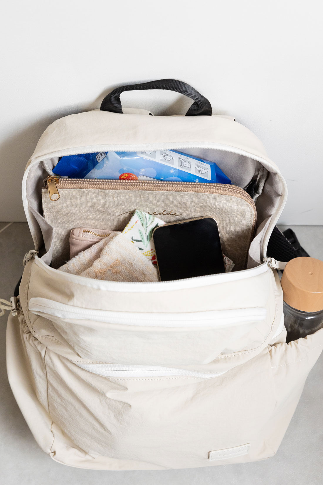 FELISSIMO Mama|Moredde　二層で荷物が分けられるのが便利なマザーズリュック〈ブラック〉|上段はママの荷物やよく使うものを入れて　※写真は別色です。
