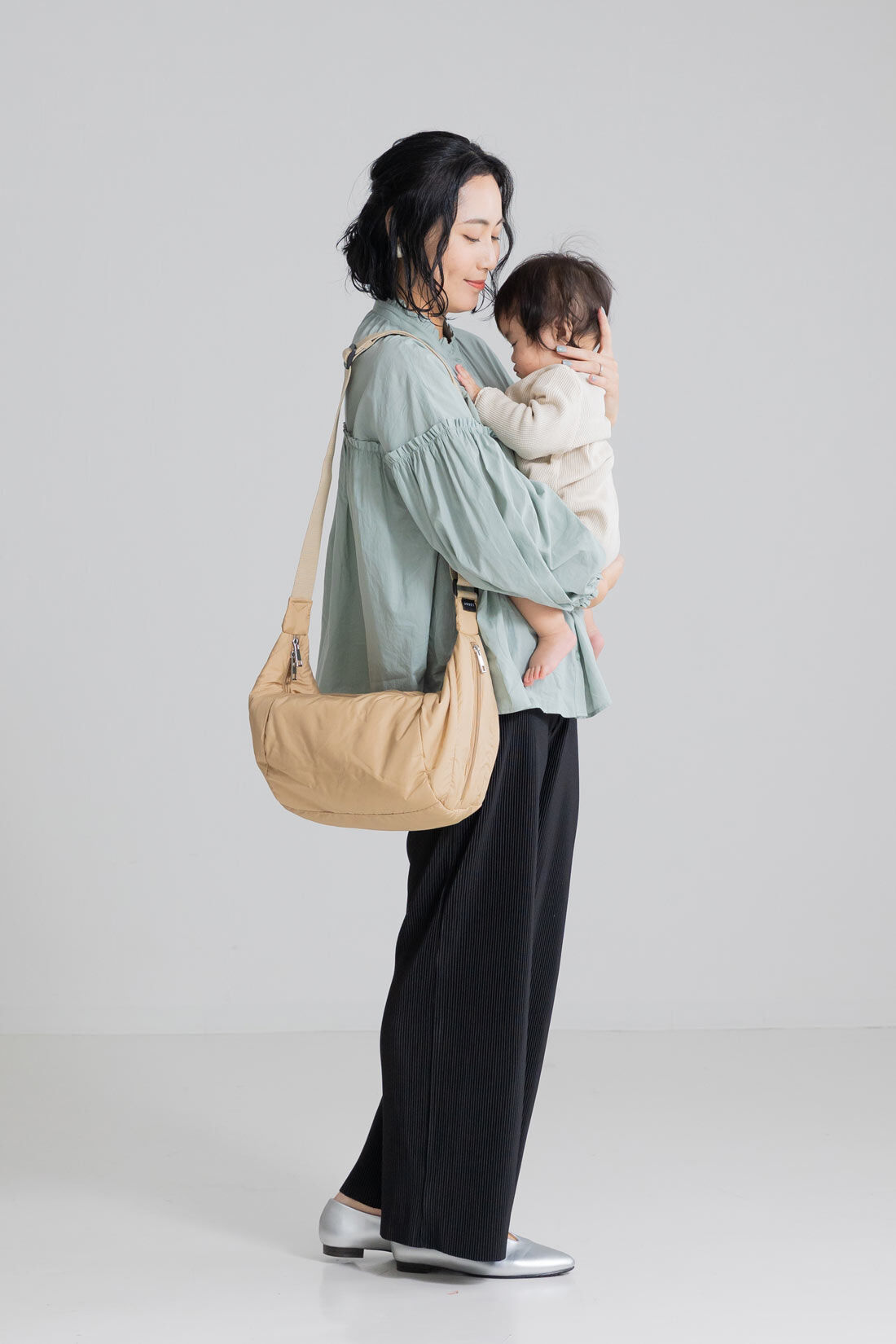 フェリシモMama|Moredde　マタニティから産後も使える　ウエストクロス仕様のプリーツパンツ〈ブラック〉