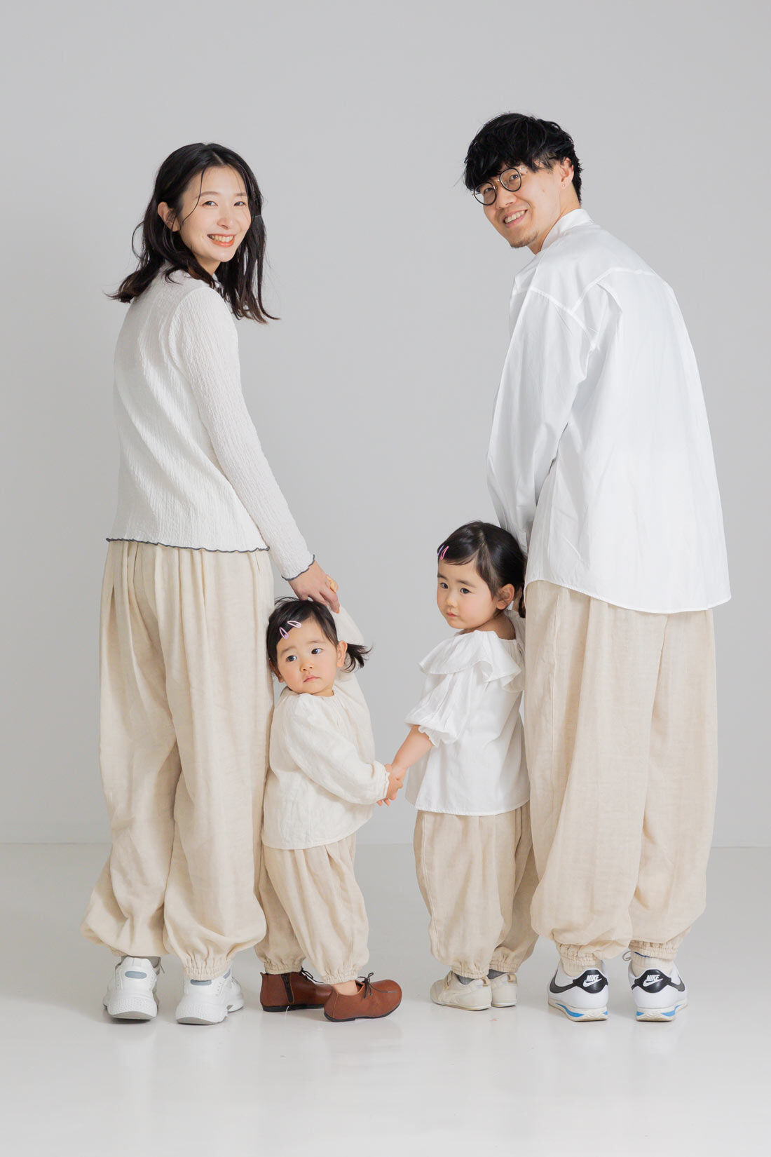 FELISSIMO Mama|リブ　イン　コンフォート　肌に当たる裏側は綿１００％！　風合いのいい麻混ダブルガーゼのぽんわりキッズパンツ〈ベージュ〉|家族でリンクコーデしてお出かけしたらチーム感が出て楽しい！