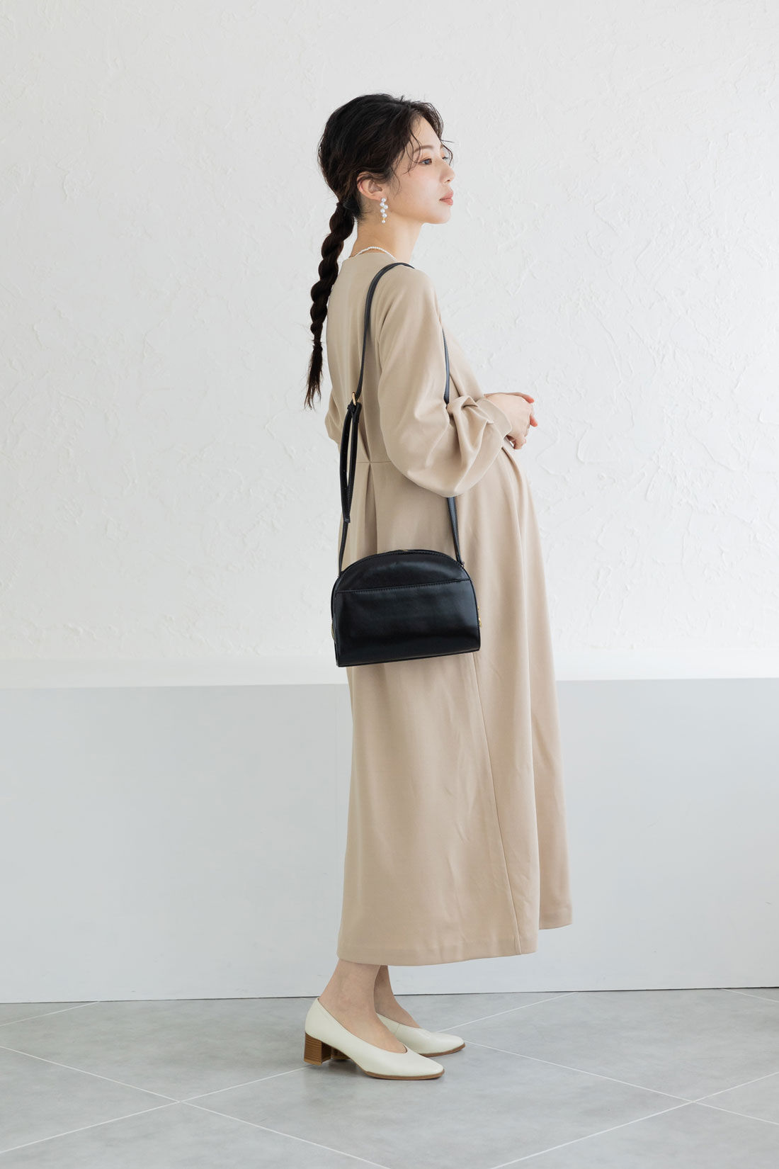 フェリシモMama|Moredde　マタニティ・産後使える　授乳が簡単　上品キーネックのワンピース〈ベージュ〉|ゆったりとした身幅でマタニティさんも着用できます。