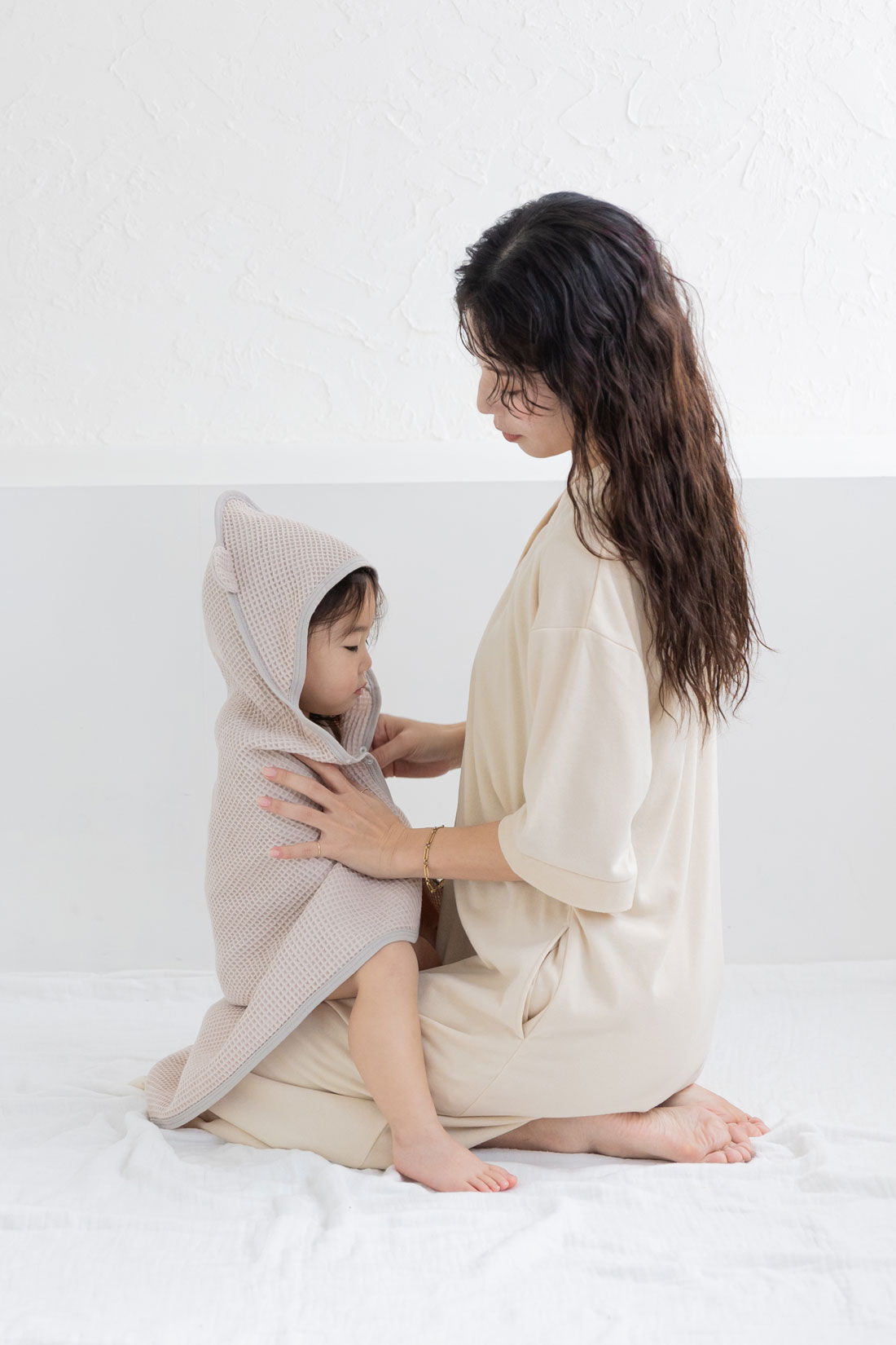 FELISSIMO Mama|Moredde　お風呂上がりのママの味方！バスローブパイルワンピース〈チャコールグレー〉|お風呂後のお子さまのお世話も余裕を持ってできます。　※写真は別色です。