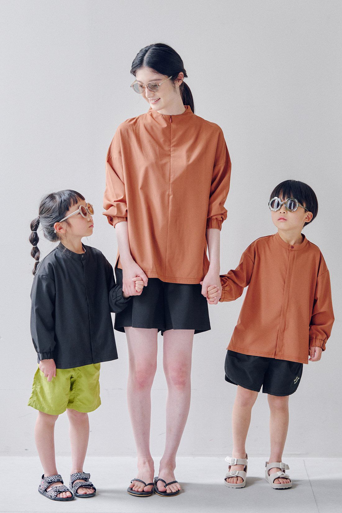 FELISSIMO Mama|Moredde　オーバーサイズのシャツみたいなUVカットキッズラッシュガード〈ブラック〉|ママのラッシュガードセットとおそろいで
