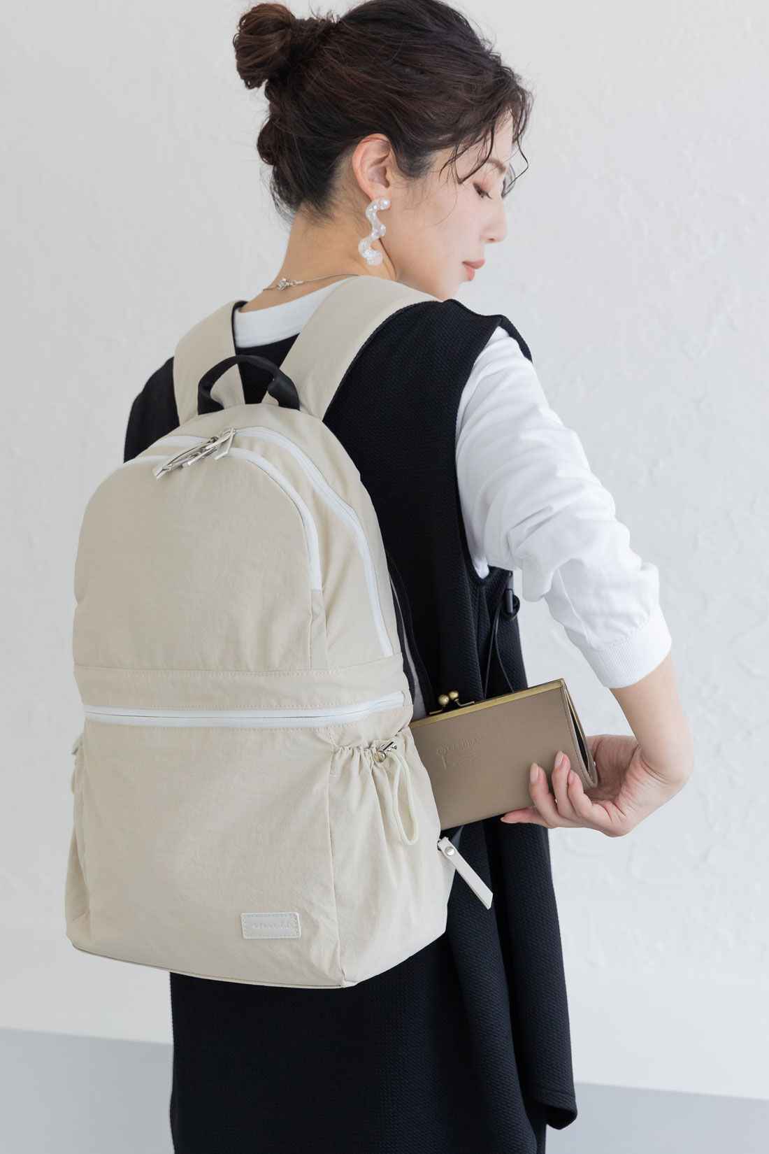 FELISSIMO Mama|Moredde　二層で荷物が分けられるのが便利なマザーズリュック〈ブラック〉|背面ポケットはリュックを下ろさずに中身が取りだせます　※写真は別色です。