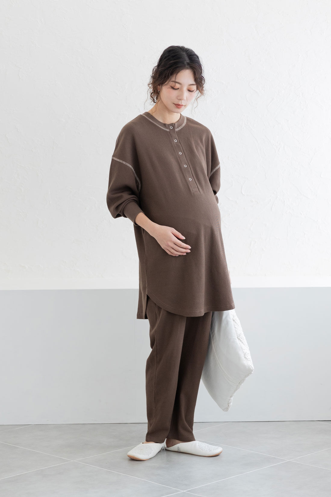 フェリシモMama|Moredde　ワッフル素材のルームウェアセット〈ブラウン〉|model:H166　着用サイズ：モデル用M（股下丈M＋3cm、袖丈＋2㎝）