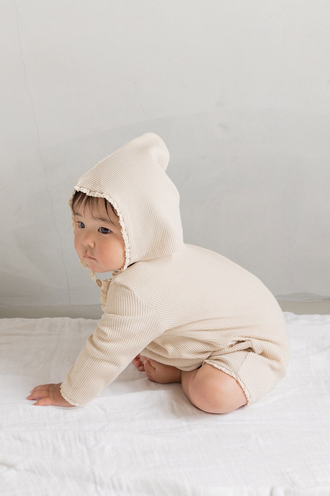 フェリシモMama|Moredde　セレモニーにも使える　ロンパース＆ボンネットセット〈ベージュ〉|ボンネットはちょっととんがった形がかわいい