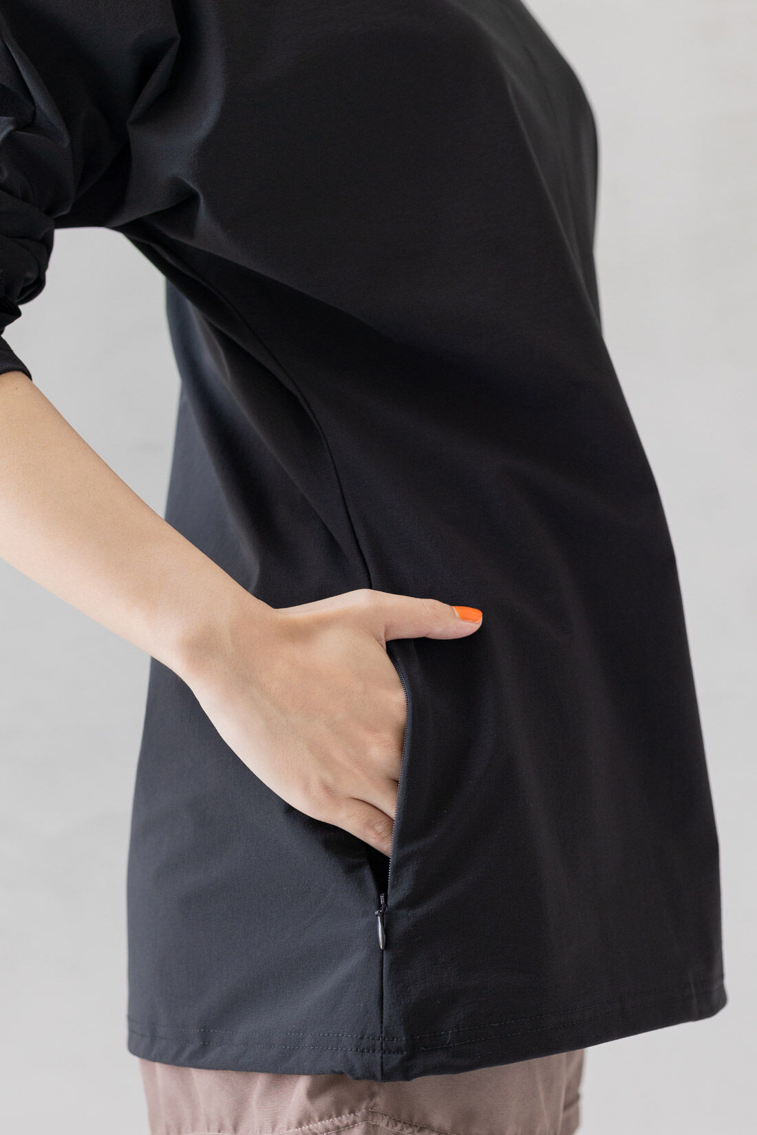 FELISSIMO Mama|Moredde　シルエットが変えられるUVカットラッシュガード〈ベージュ〉|右にファスナー付きポケットが付いているので安心　※写真は別色です。