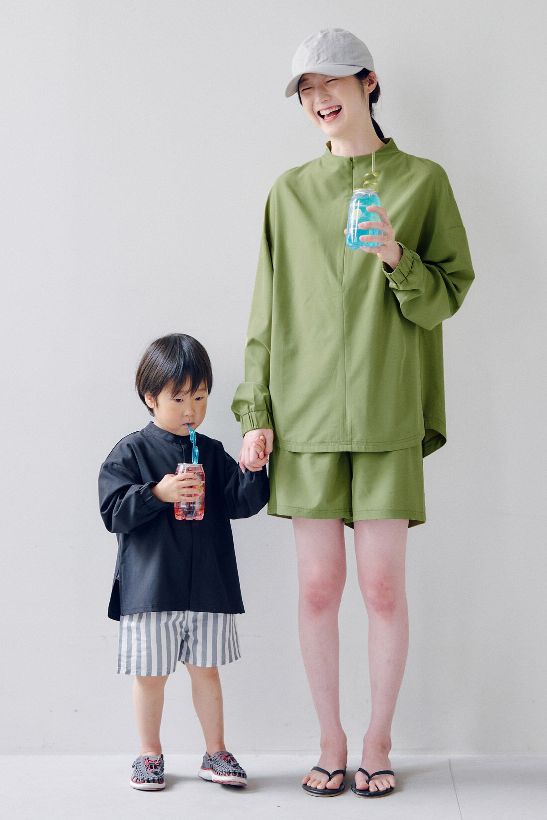 フェリシモMama|Moredde　フロントジップのUVカットラッシュガード＆ショートパンツセット〈カーキ〉|同素材のキッズラッシュガードも