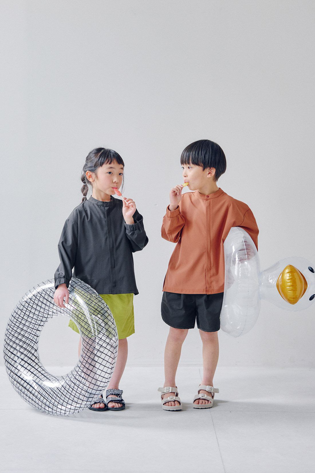 FELISSIMO Mama|Moredde　オーバーサイズのシャツみたいなUVカットキッズラッシュガード〈ブラック〉|比翼仕立てのシャツタイプが大人っぽいデザインでおしゃれ