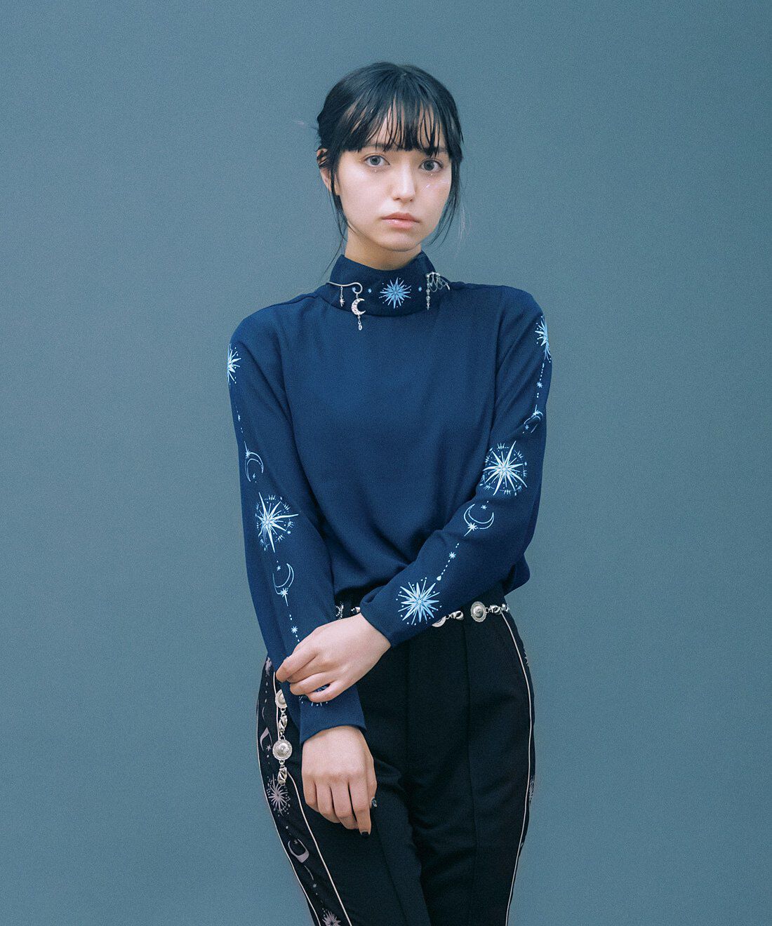 魔法部|魔法部　月と星を宿す　夜空が浮かぶシアートップス〈ネイビー〉