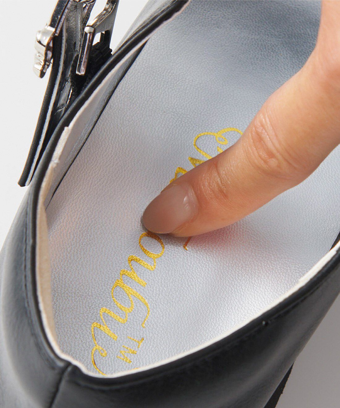 魔法部|魔法部　足もとに魔法をかける　月と星のストラップシューズ〈ブラック〉|ふかふか低反発インソール。つま先部分はメッシュ素材でさわやか。