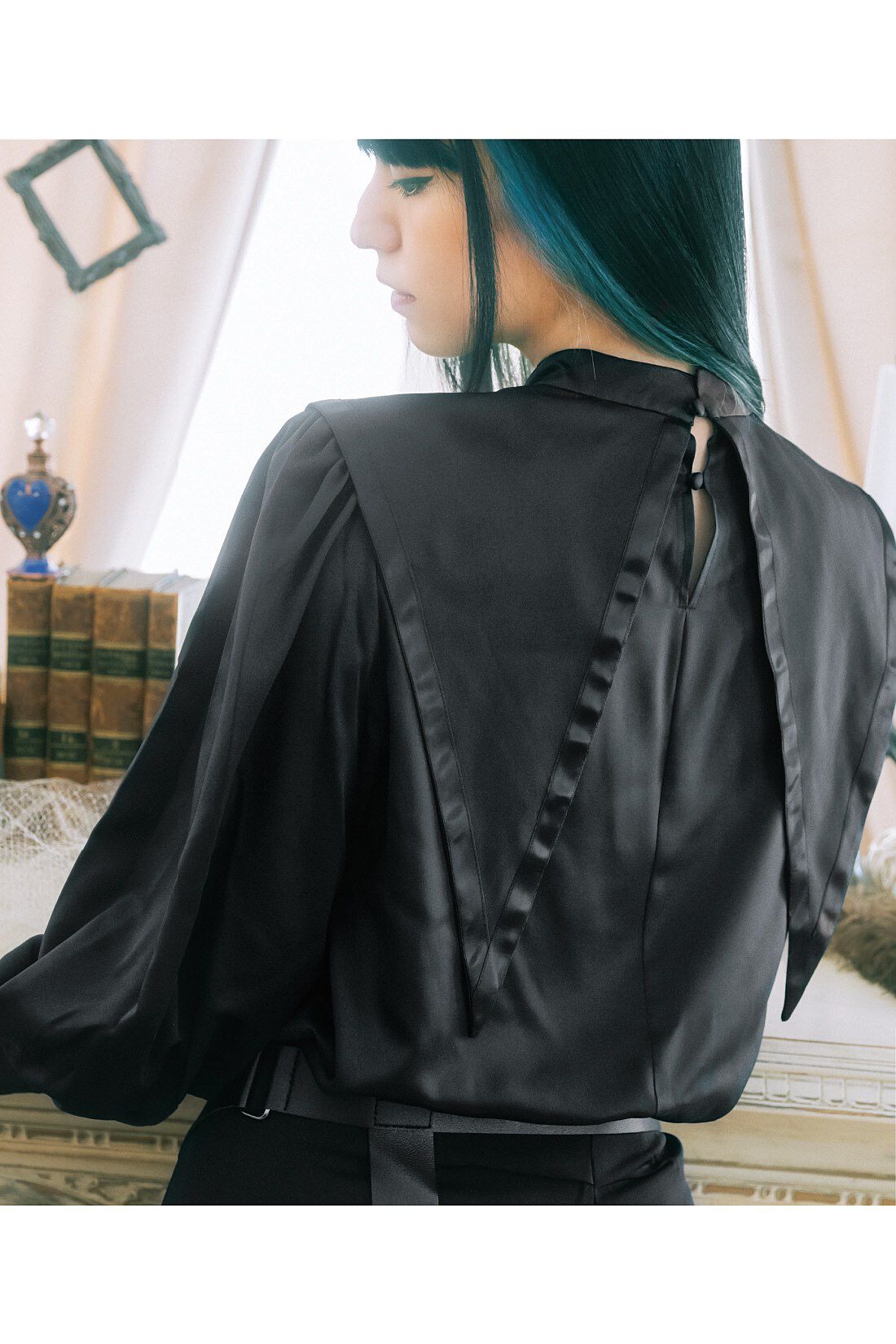 魔法部|魔法部　魔導士の気品をまとう　ビッグカラーブラウス〈ブラック〉
