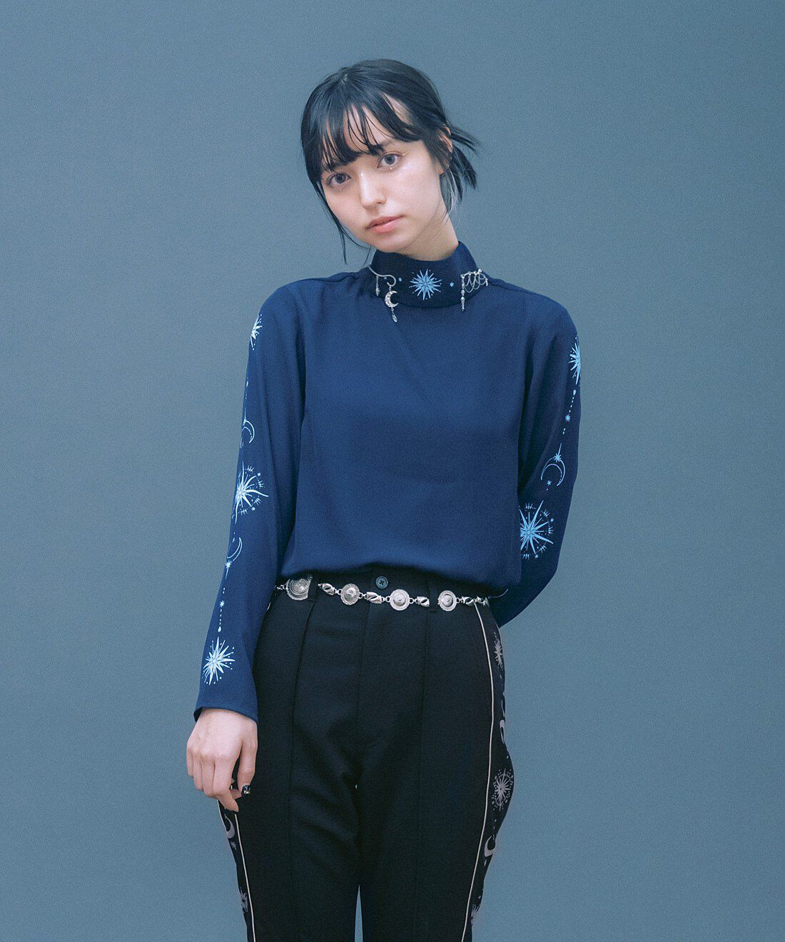 魔法部|魔法部　月と星を宿す　夜空が浮かぶシアートップス〈ネイビー〉