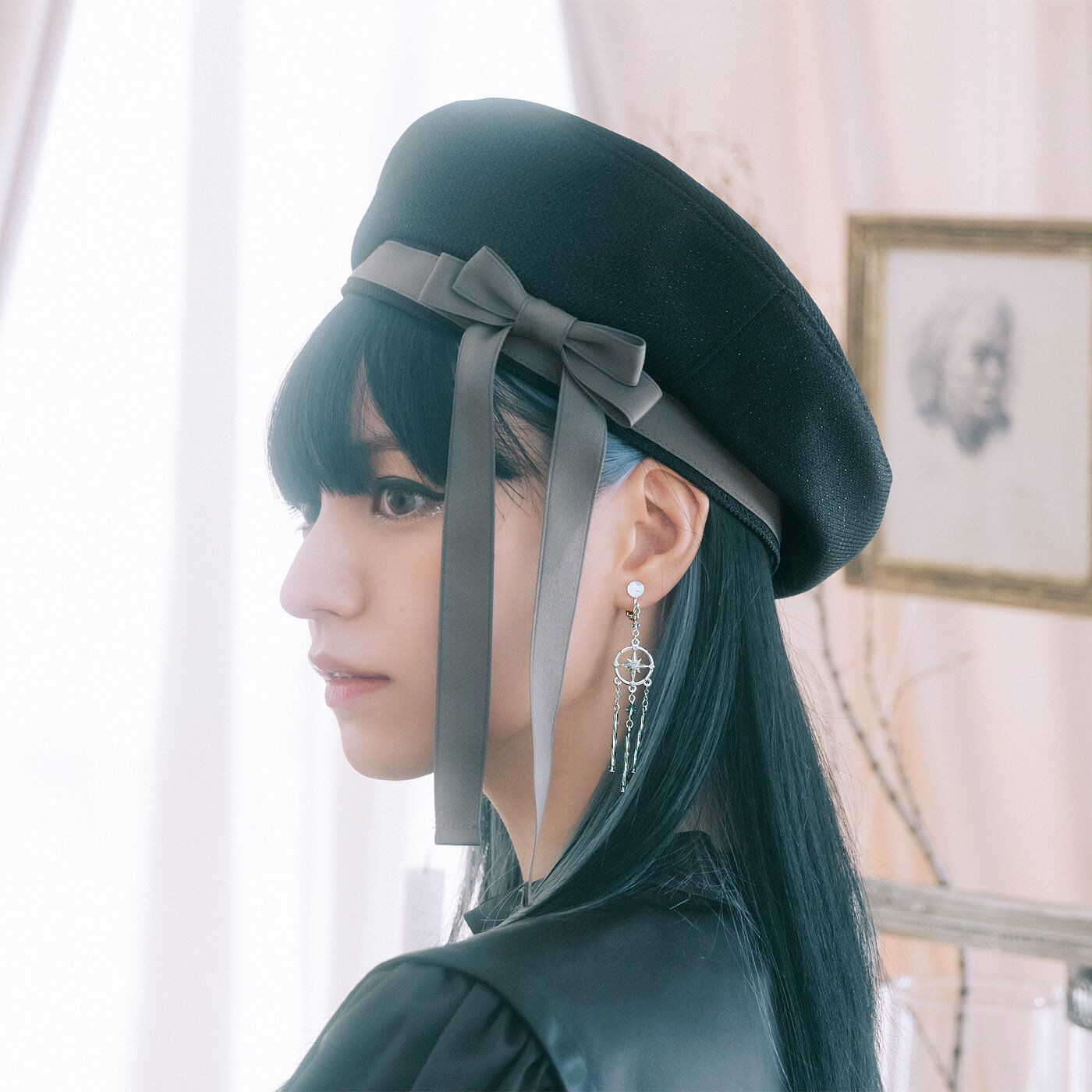 魔法部|魔法部　サンキャッチャーのように光りきらめく　アシメトリーイヤアクセの会|「魔法部　ほうき星と月がきらめく　夜空のベレー帽」と合わせても素敵。