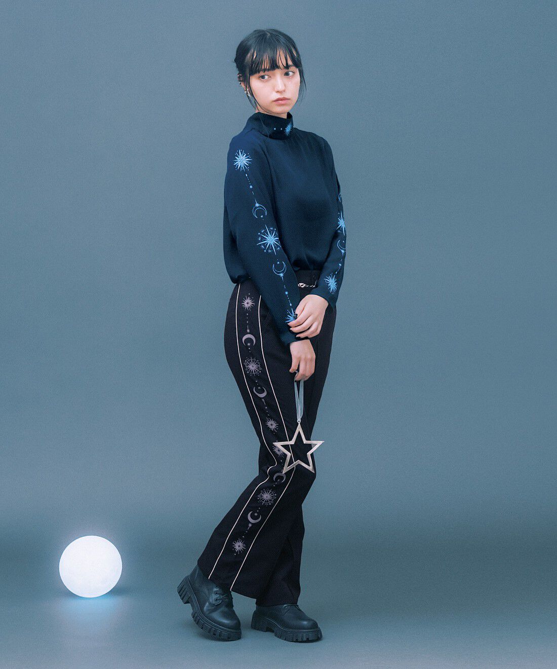 魔法部|魔法部　月と星を宿す　夜空が浮かぶシアートップス〈ネイビー〉