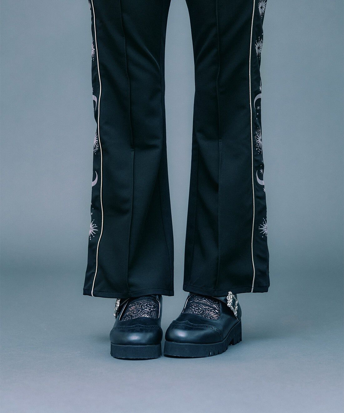 魔法部|魔法部　足もとに魔法をかける　月と星のストラップシューズ〈ブラック〉