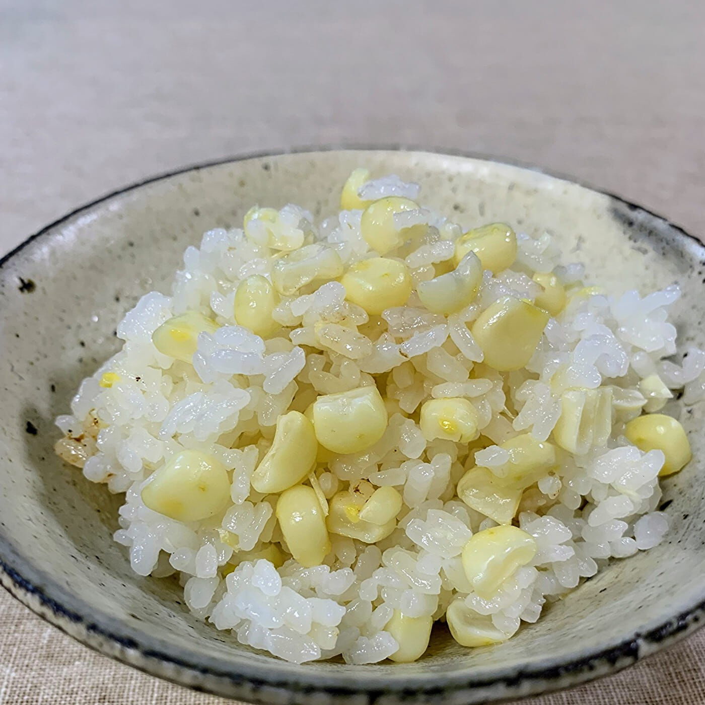 Natucul Chou Club|京都村田農園の冷凍ホワイトコーン「パールコーン」５本入り【限定数100】|【調理例】白とうもろこしごはん。少し塩をいれておくと、とうもろこしの甘みが引き立ちます。ご家族にもきっと大好評。