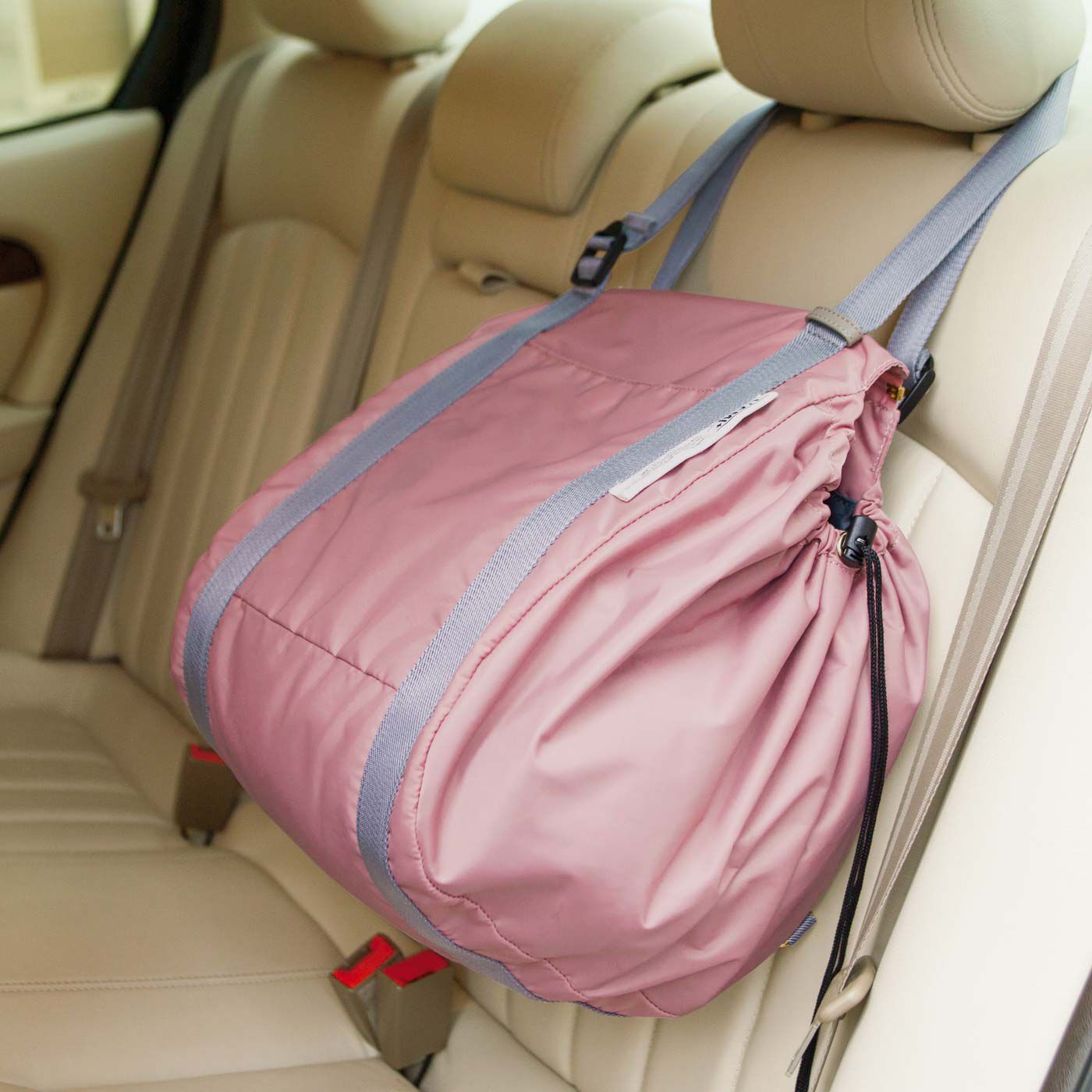 L'AMIPLUS|ラミプリュス　大量買いもらくらく！　レジカゴリュック〈ブライトカラー〉の会|車のヘッドレストに持ち手を掛ければ、ブレーキやカーブでも荷物が転がりません。