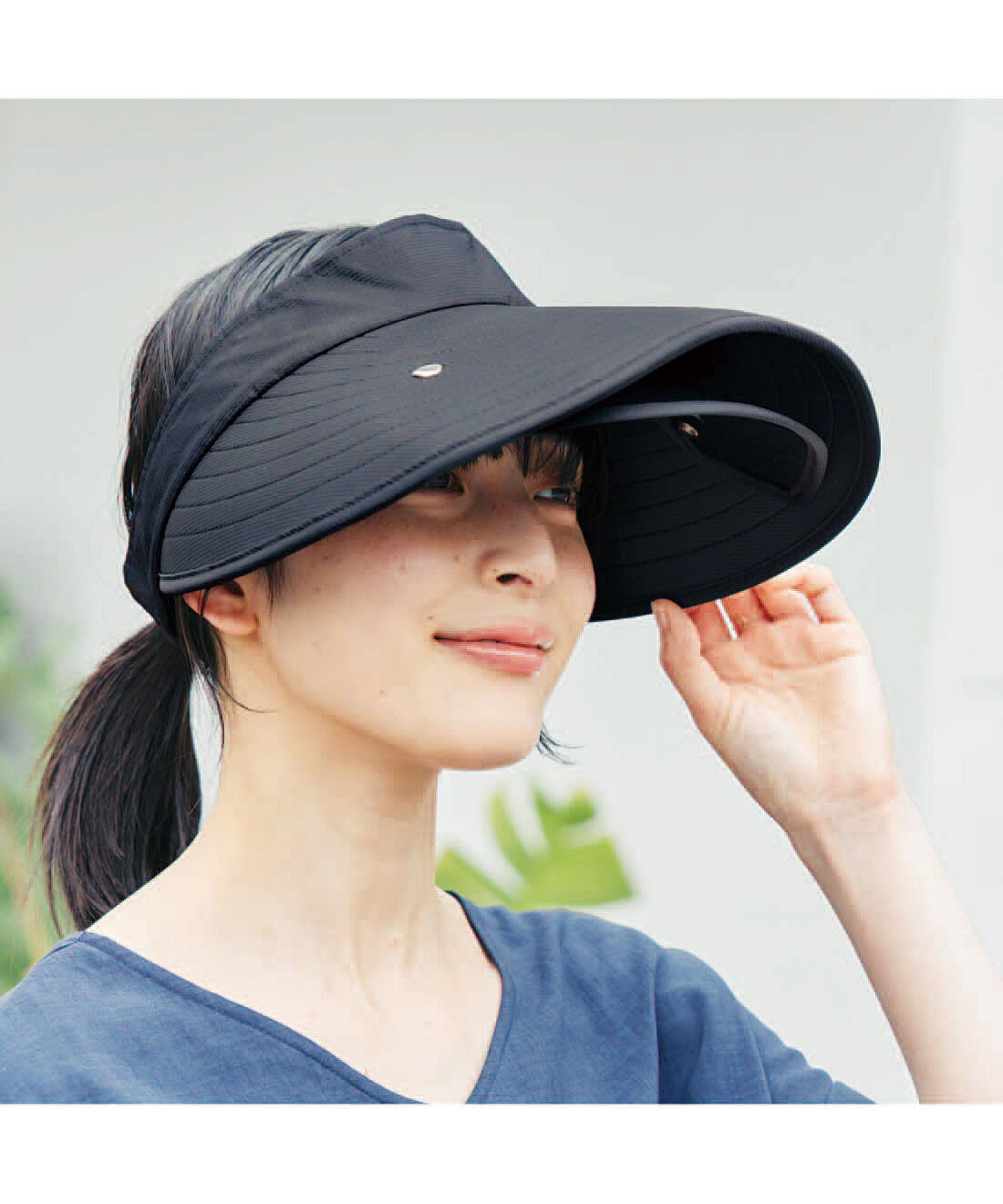 L'AMIPLUS|ラミプリュス　パッと下ろせる格納式ＵＶプロテクトグラスバイザー|グラスは、つばの裏側に収納できます。