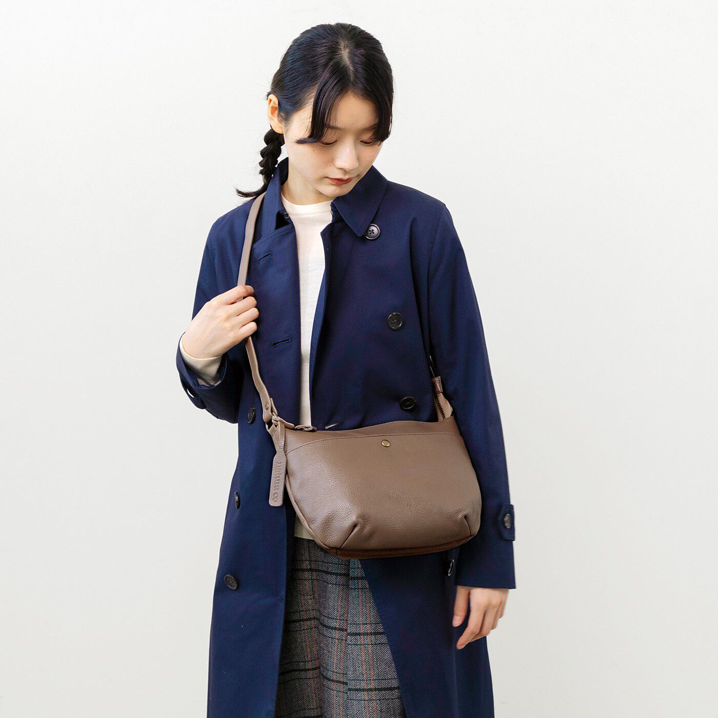 L'AMIPLUS|ラミプリュス　軽くて安心いい気分　姫路レザーの撥水（はっすい）ショルダーバッグ〈モカベージュ〉