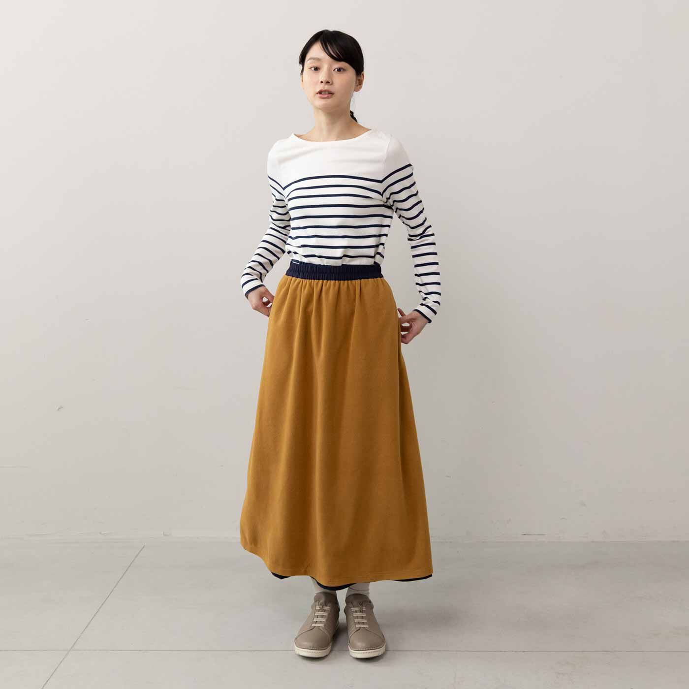 L'AMIPLUS|ラミプリュス 撥水（はっすい）きれいめ素材とやわらかフリースで 本当にどっちも使えるリバーシブルスカートの会|フリース面を表にすると、すその段差がかわいいアクセントに。